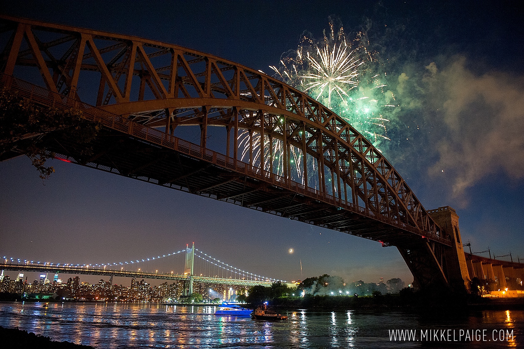 Fireworks photography tips for DSLR cameras by Mikkel Paige Photography. Perfect for the Fourth of July!