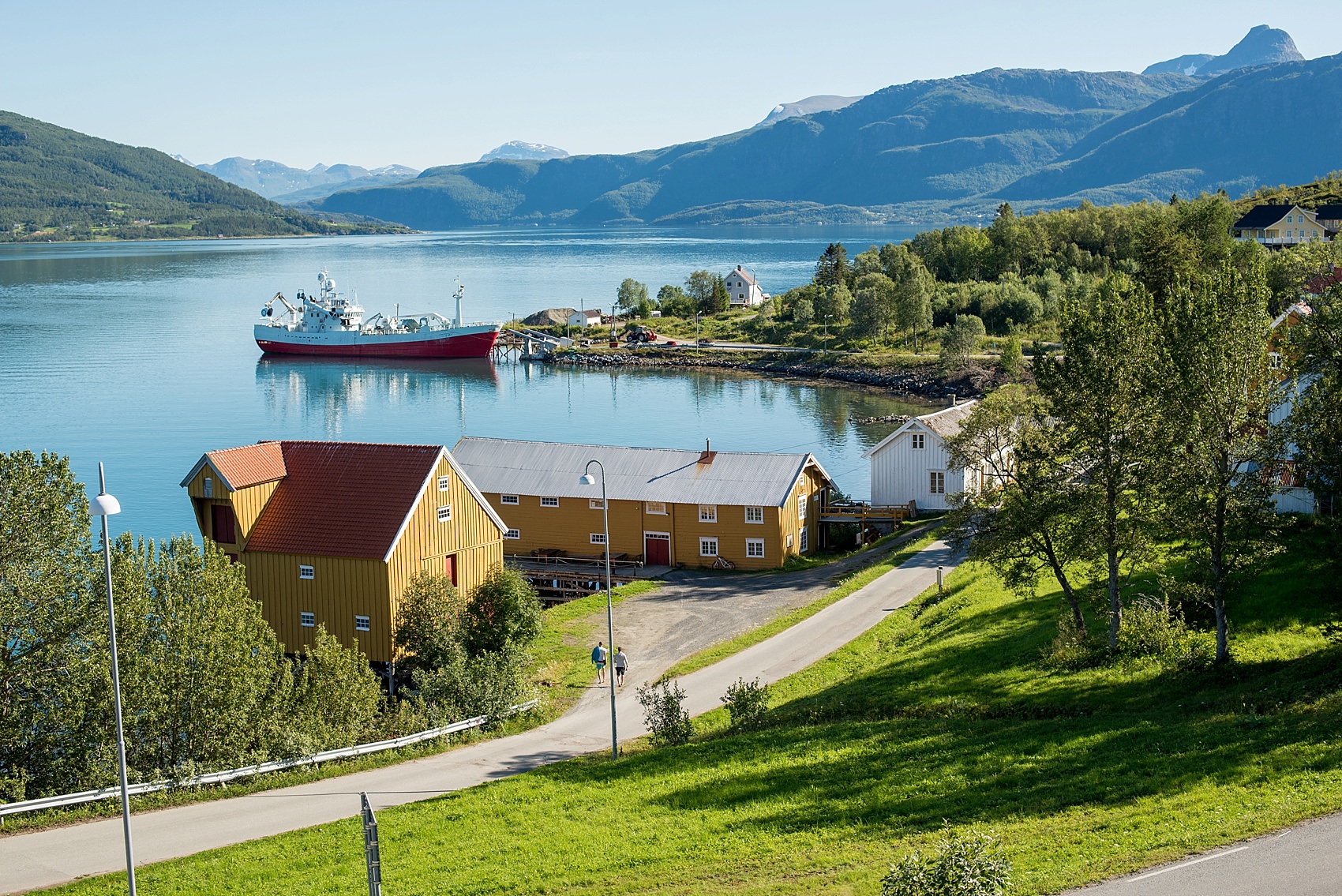 Norway wedding photos by Mikkel Paige Photography, destination wedding photographer. Waterfront dinner in the north of Norway.