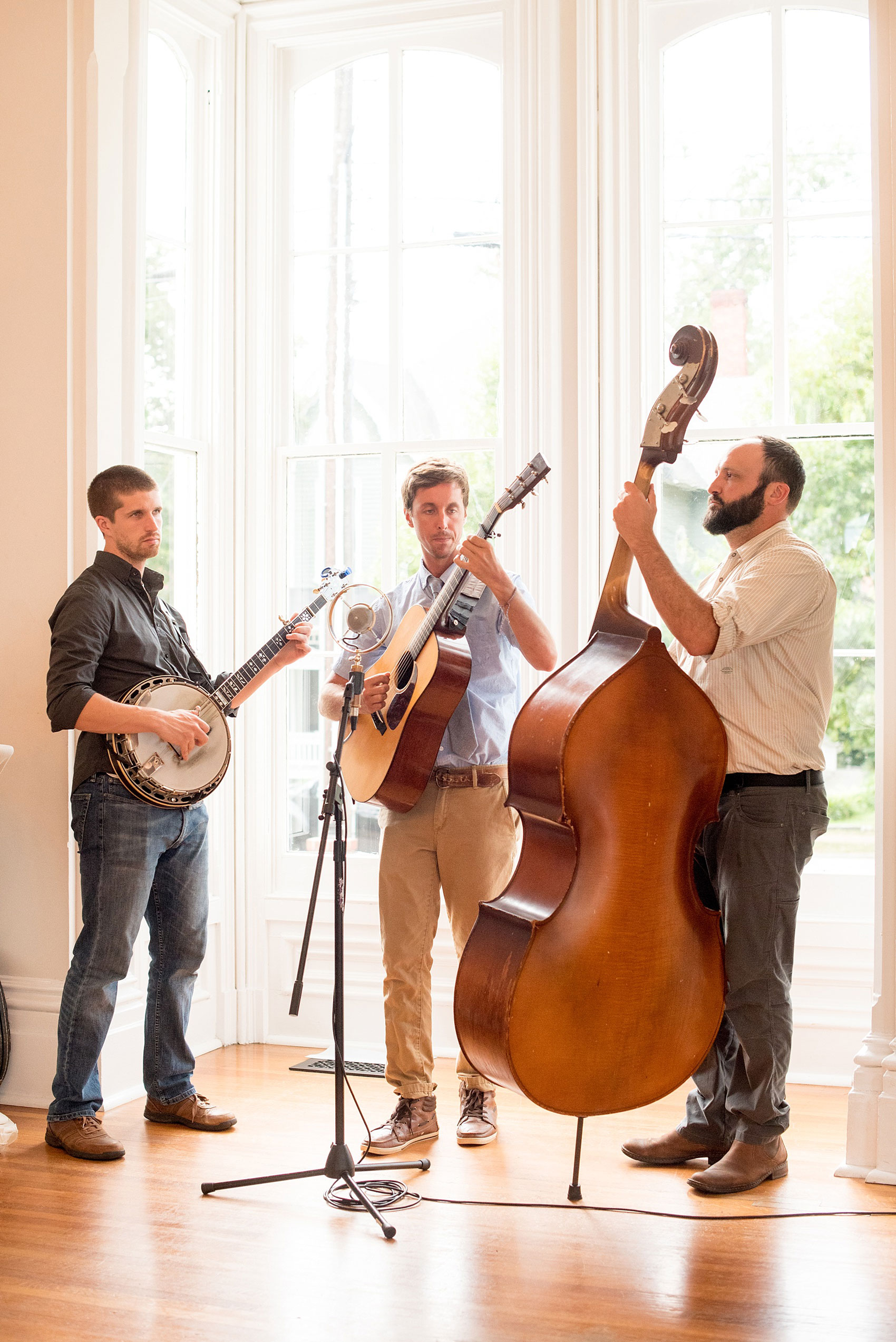 Mikkel Paige Photography wedding photos at The Merrimon-Wynne House in downtown Raleigh. A photo of the cocktail hour bluegrass band.