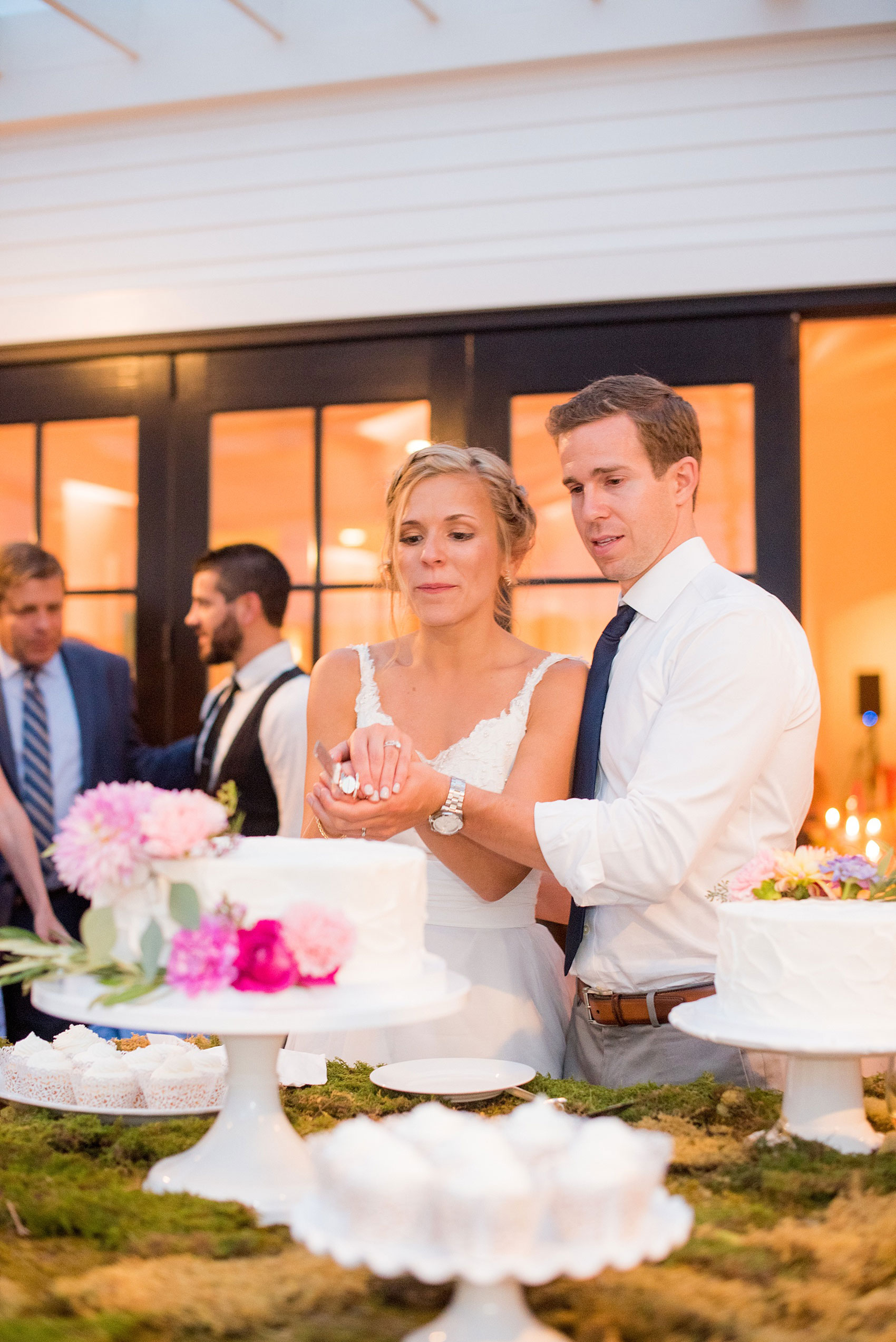 Mikkel Paige Photography wedding photos at The Merrimon-Wynne House in downtown Raleigh. A picture of the bride and groom cutting the cake.