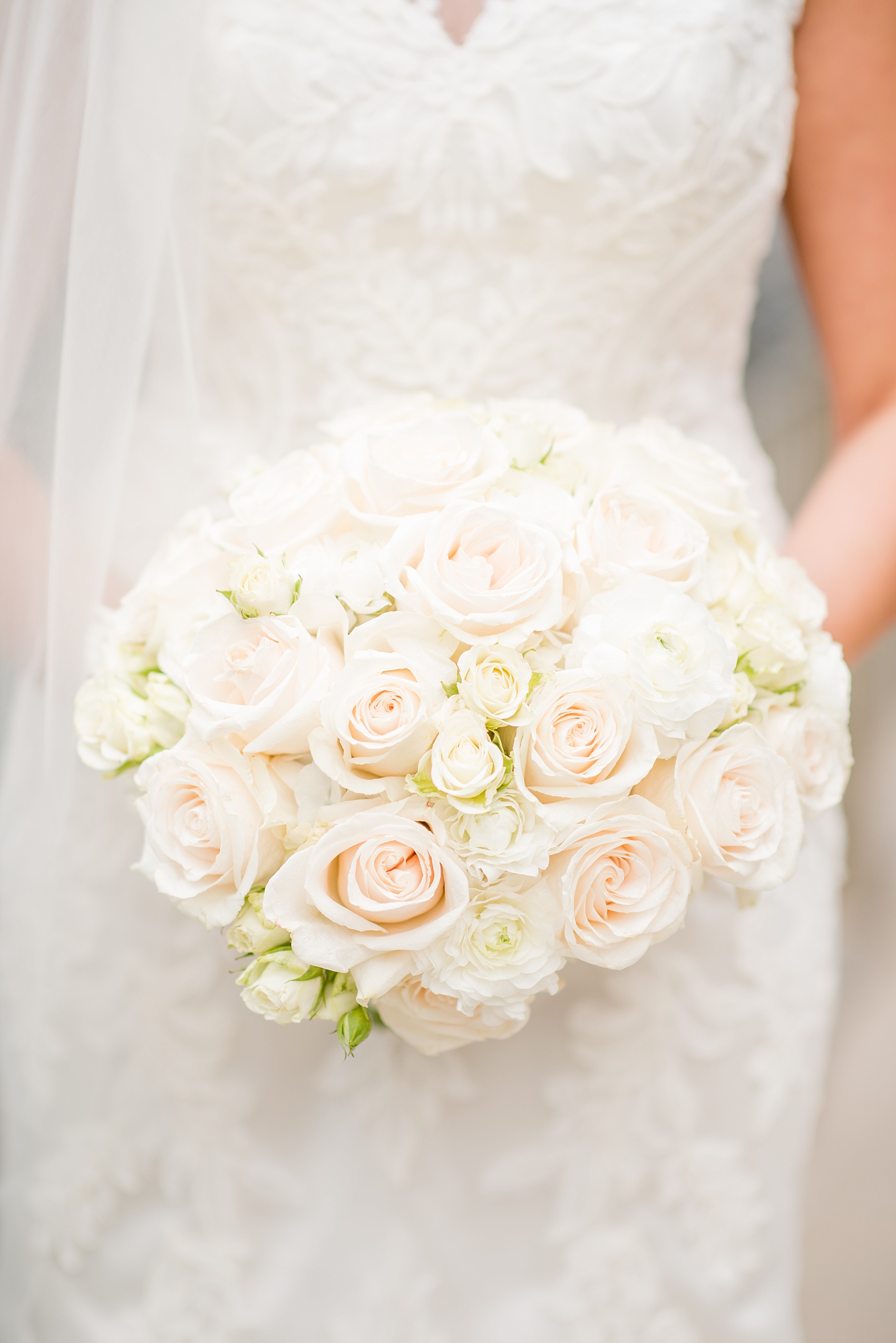 Mikkel Paige Photography photos of a wedding in downtown Chicago at The Rookery. The bride carried a white and light peach bouquet of roses.