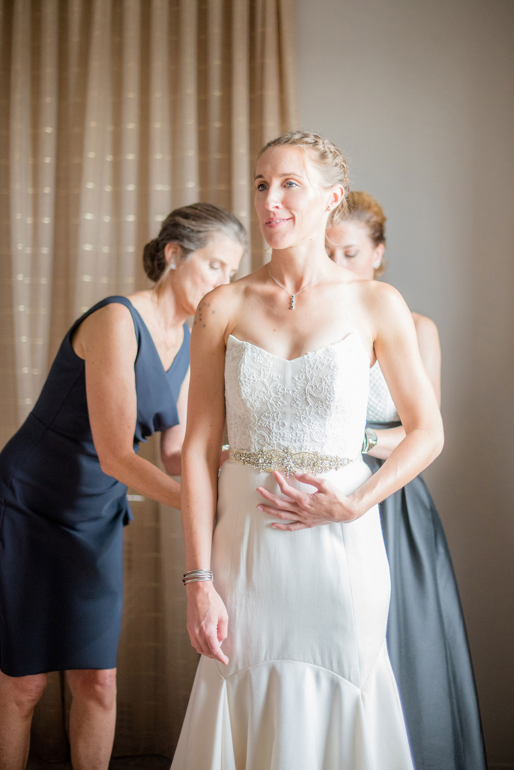 The Cookery Durham wedding photos by Mikkel Paige Photography. Picture of the bride getting ready with her family at 21c Museum Hotel.