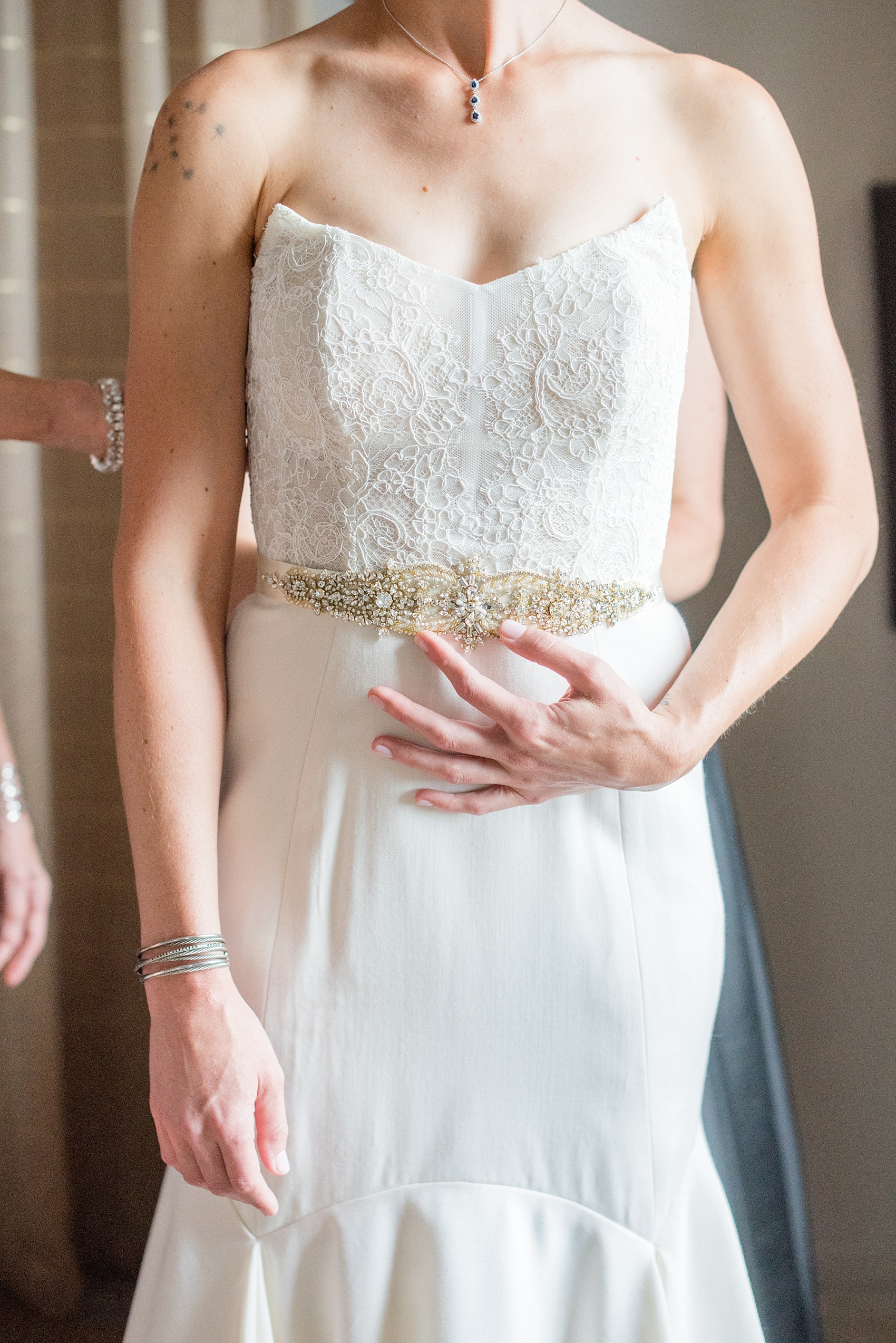 The Cookery Durham wedding photos by Mikkel Paige Photography. Picture of the bride getting ready with her family at 21c Museum Hotel.