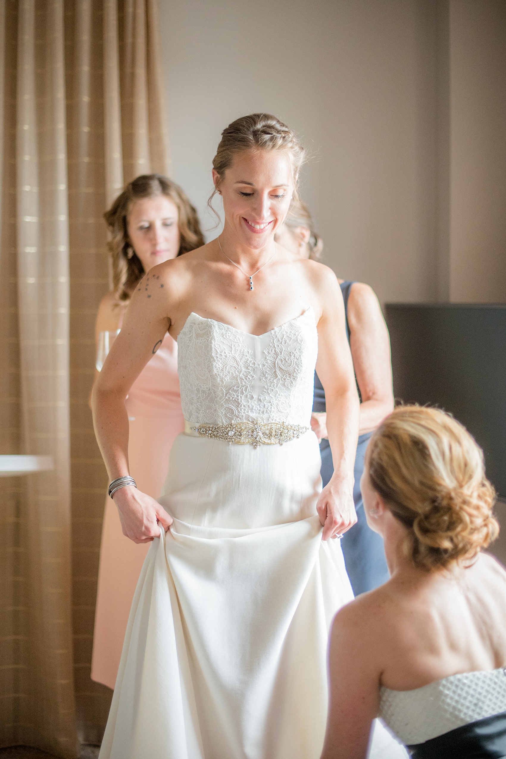 The Cookery Durham wedding photos by Mikkel Paige Photography. Picture of the bride getting ready with her family at 21c Museum Hotel.