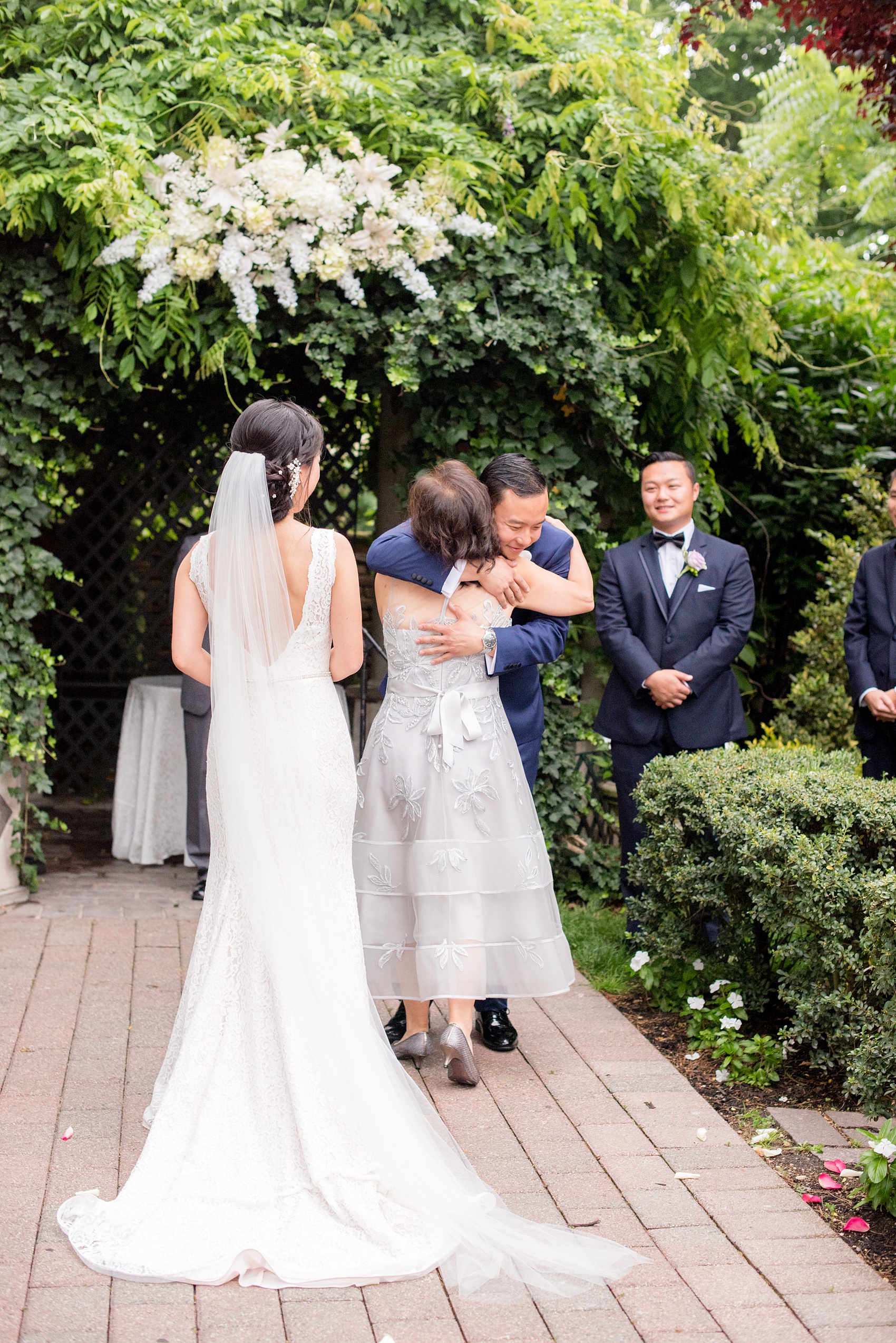 Mikkel Paige Photography pictures of a Westbury Manor wedding on Long Island. Photo of the outdoor ceremony.