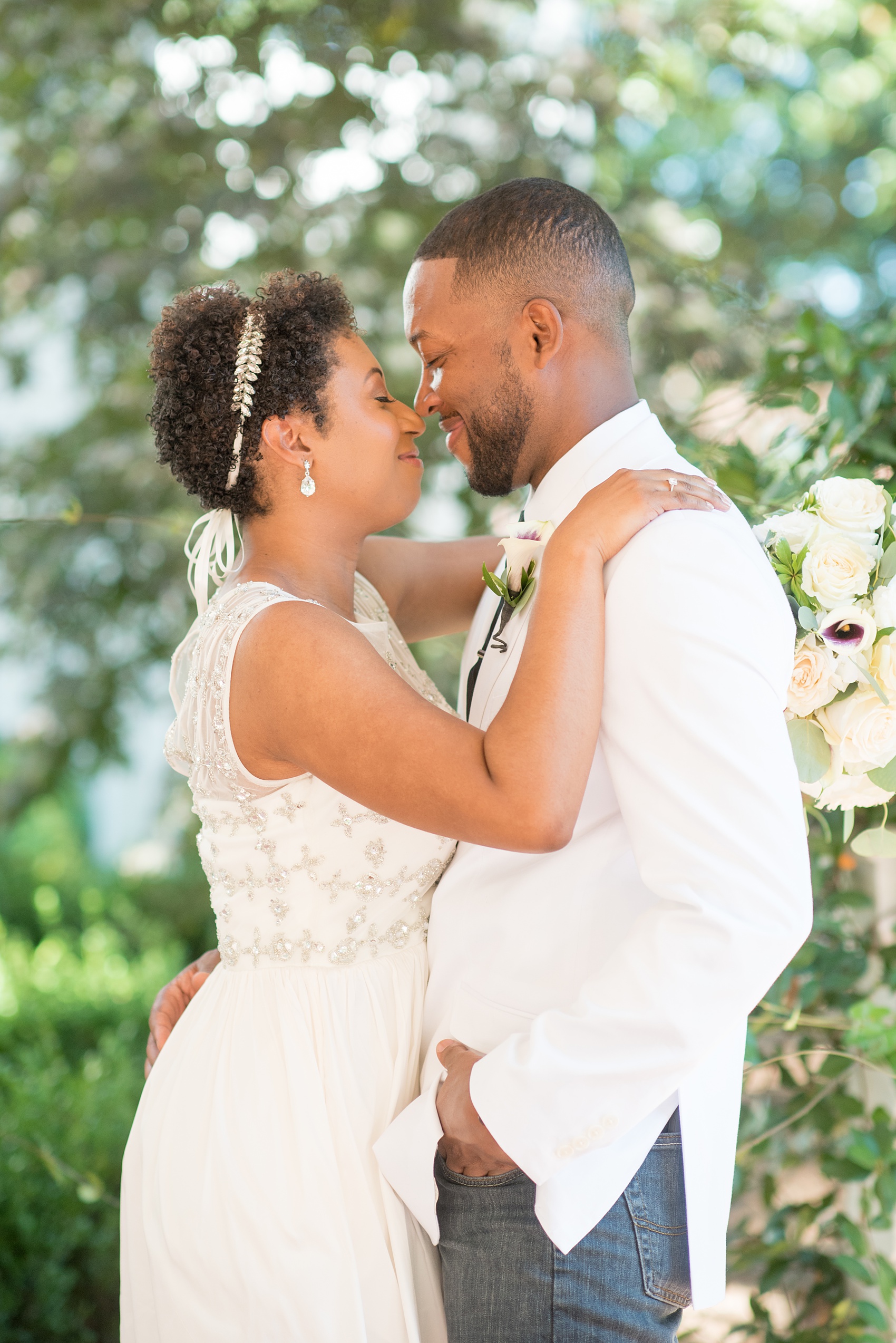 Mikkel Paige Photography pictures of a wedding at Leslie-Alford Mim's House in North Carolina for a Mad Dash Weddings event.