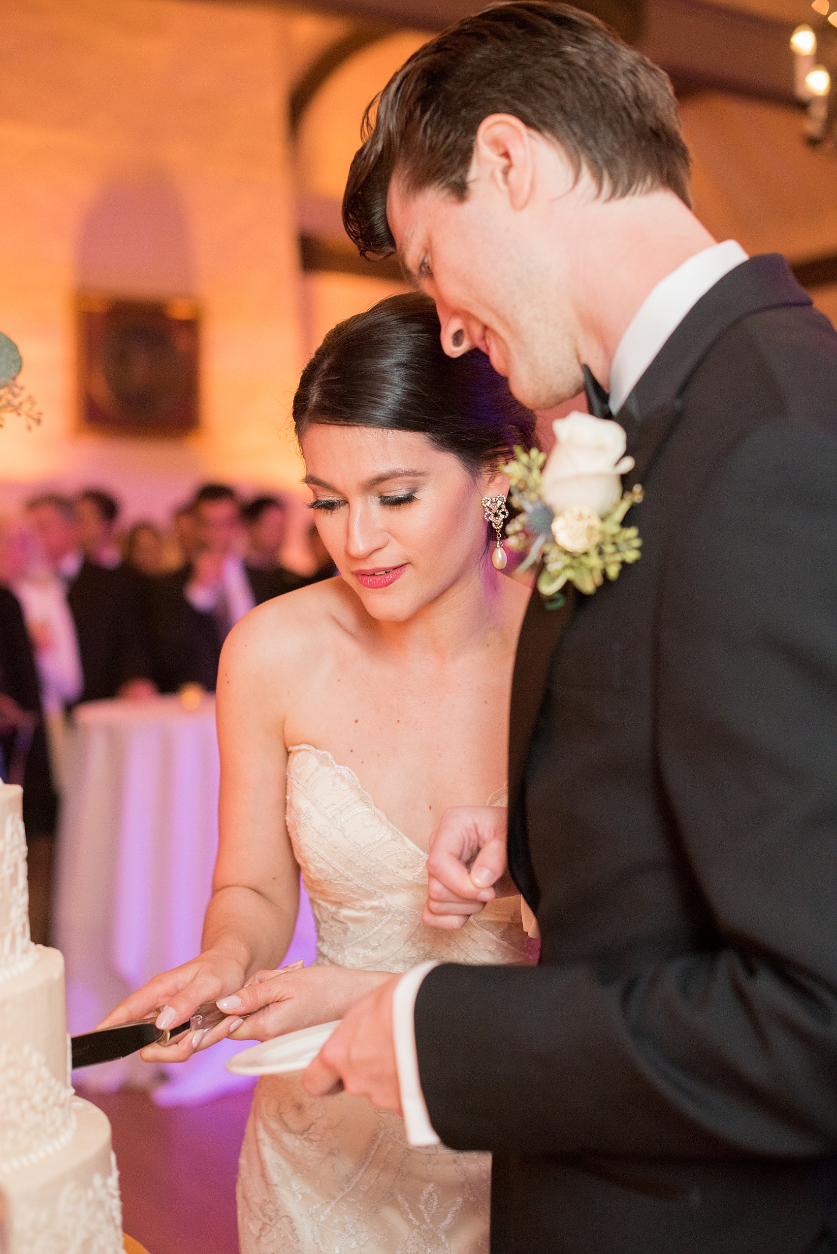 Mikkel Paige Photography photo of a wedding reception at Hope Valley Country Club in Chapel Hill, NC. Picture of the bride and groom cutting the cake.