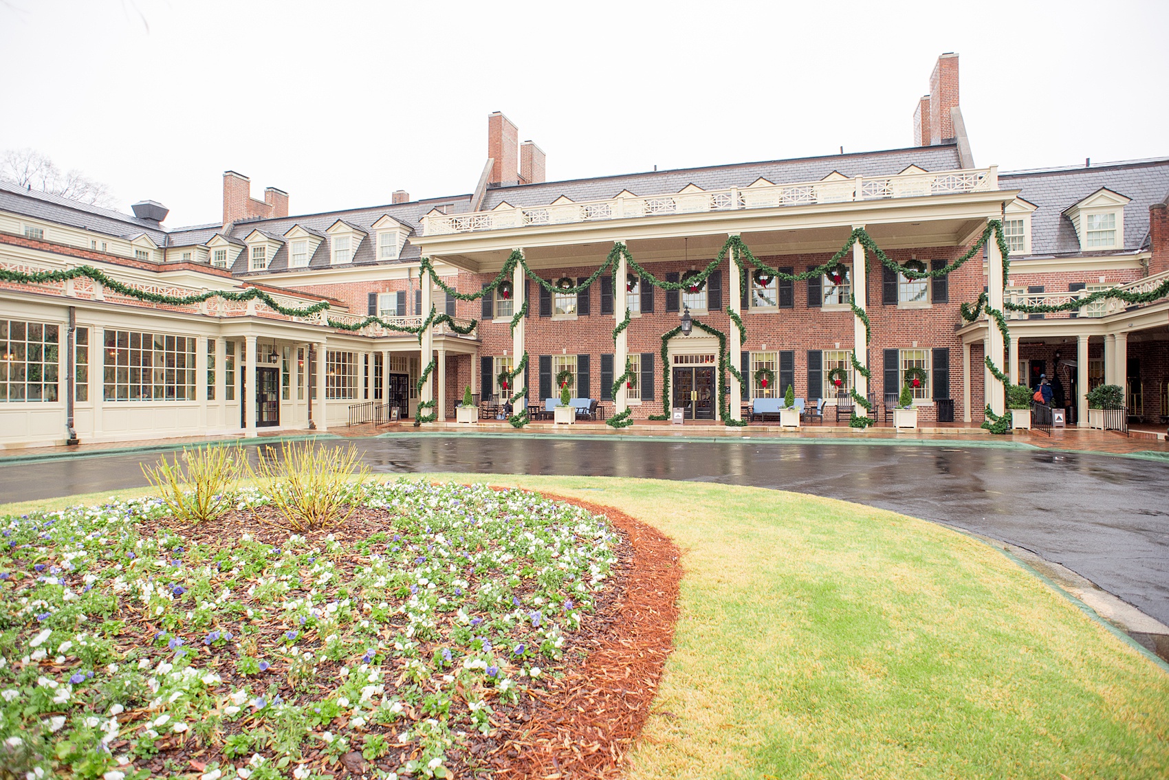 Beautiful wedding photos at The Carolina Inn at Chapel Hill, North Carolina by Mikkel Paige Photography. Click through to see the rest of this gorgeous winter wedding! #thecarolinainn #snowywedding