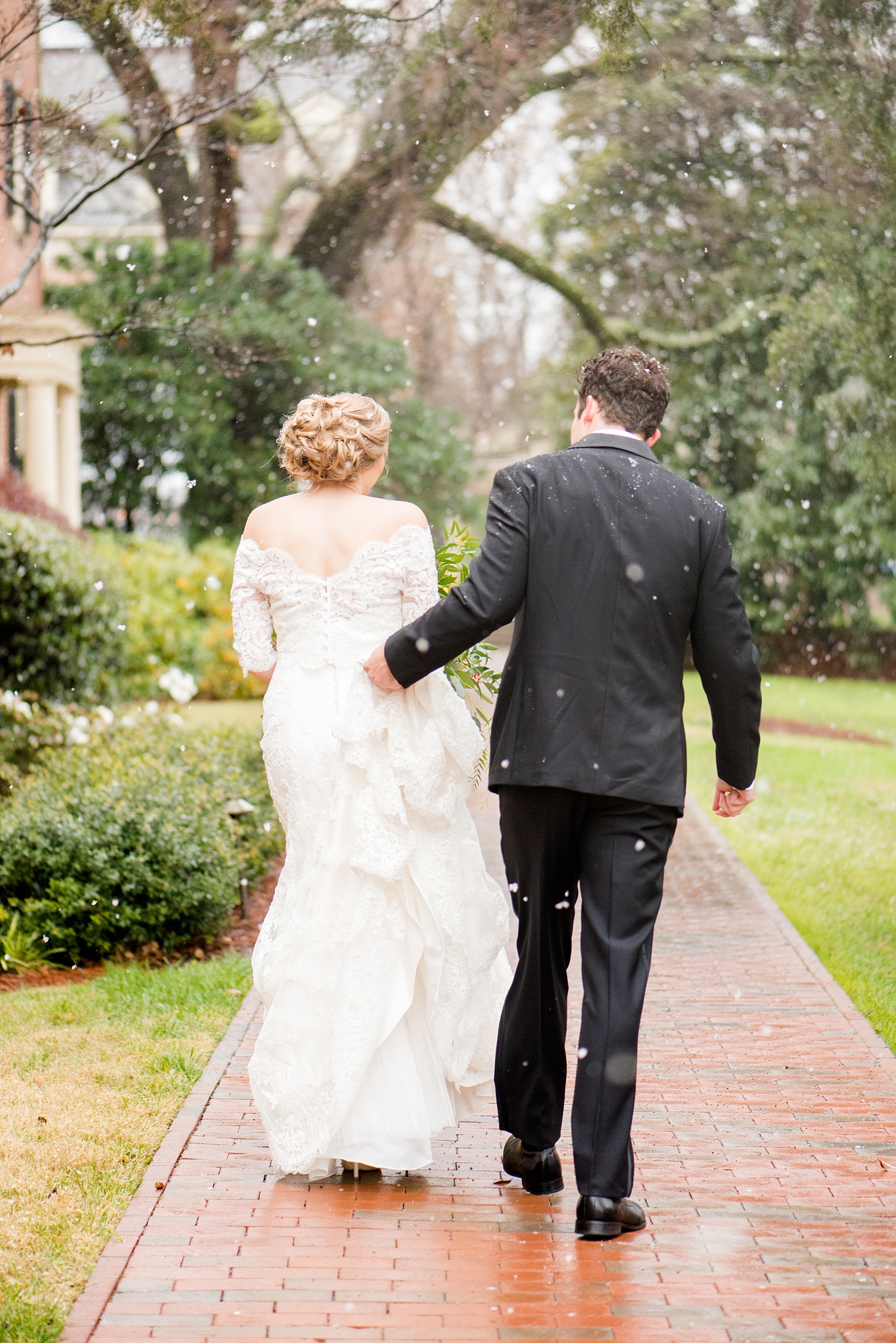 Beautiful wedding photos at The Carolina Inn at Chapel Hill, North Carolina by Mikkel Paige Photography. Photo of the bride and groom in the falling snow. Click through to see the rest of this gorgeous winter wedding! #thecarolinainn #snowywedding