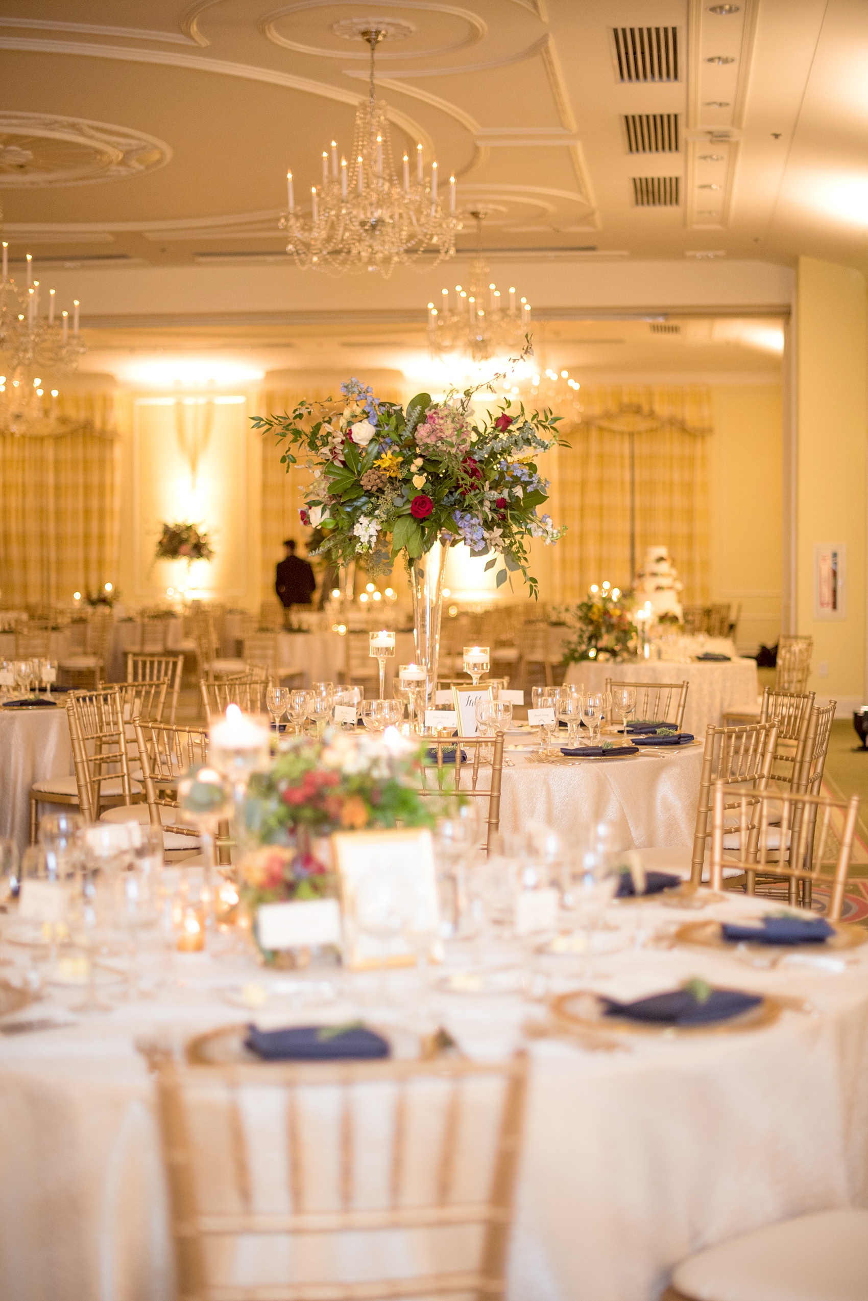 Beautiful wedding photos at The Carolina Inn at Chapel Hill, North Carolina by Mikkel Paige Photography. Picture of the ballroom with high and low centerpieces and gold and navy color palette. Click through to see the rest of this gorgeous winter wedding! #thecarolinainn #snowywedding