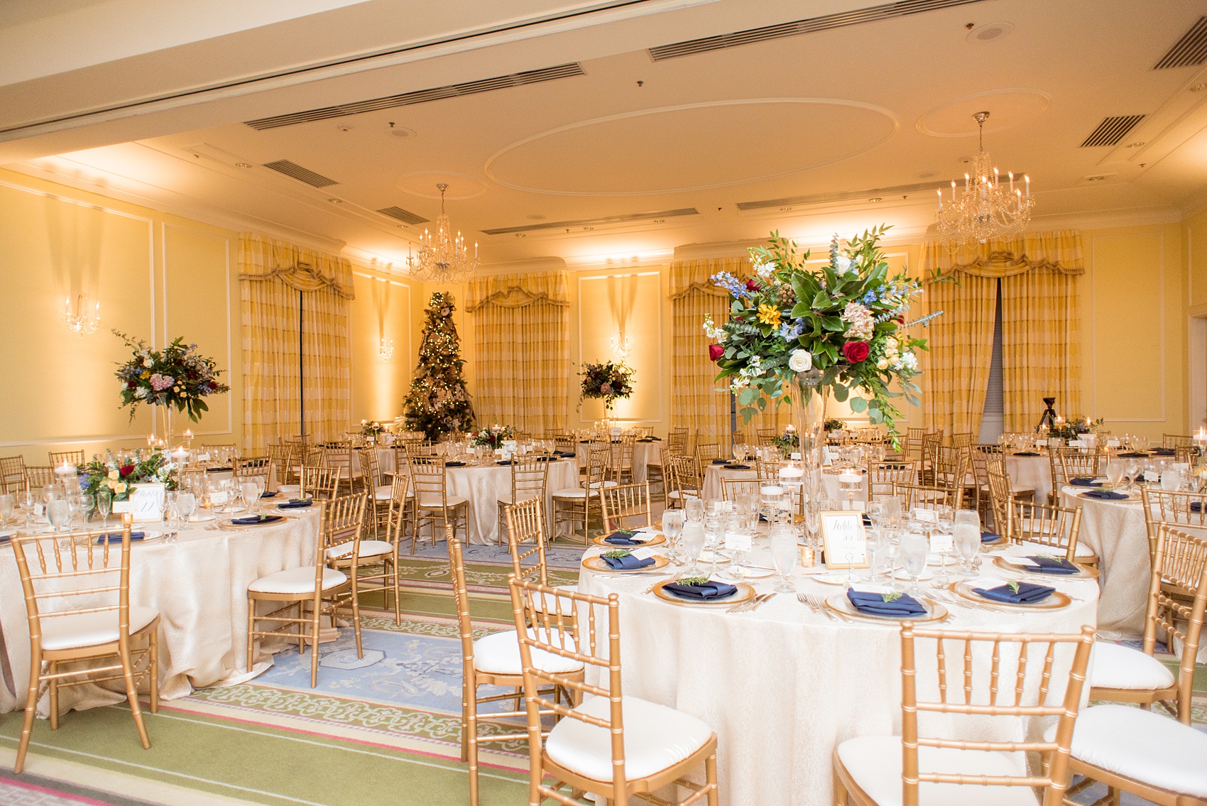 Beautiful wedding photos at The Carolina Inn at Chapel Hill, North Carolina by Mikkel Paige Photography. Picture of the ballroom with high and low centerpieces and gold and navy color palette. Click through to see the rest of this gorgeous winter wedding! #thecarolinainn #snowywedding