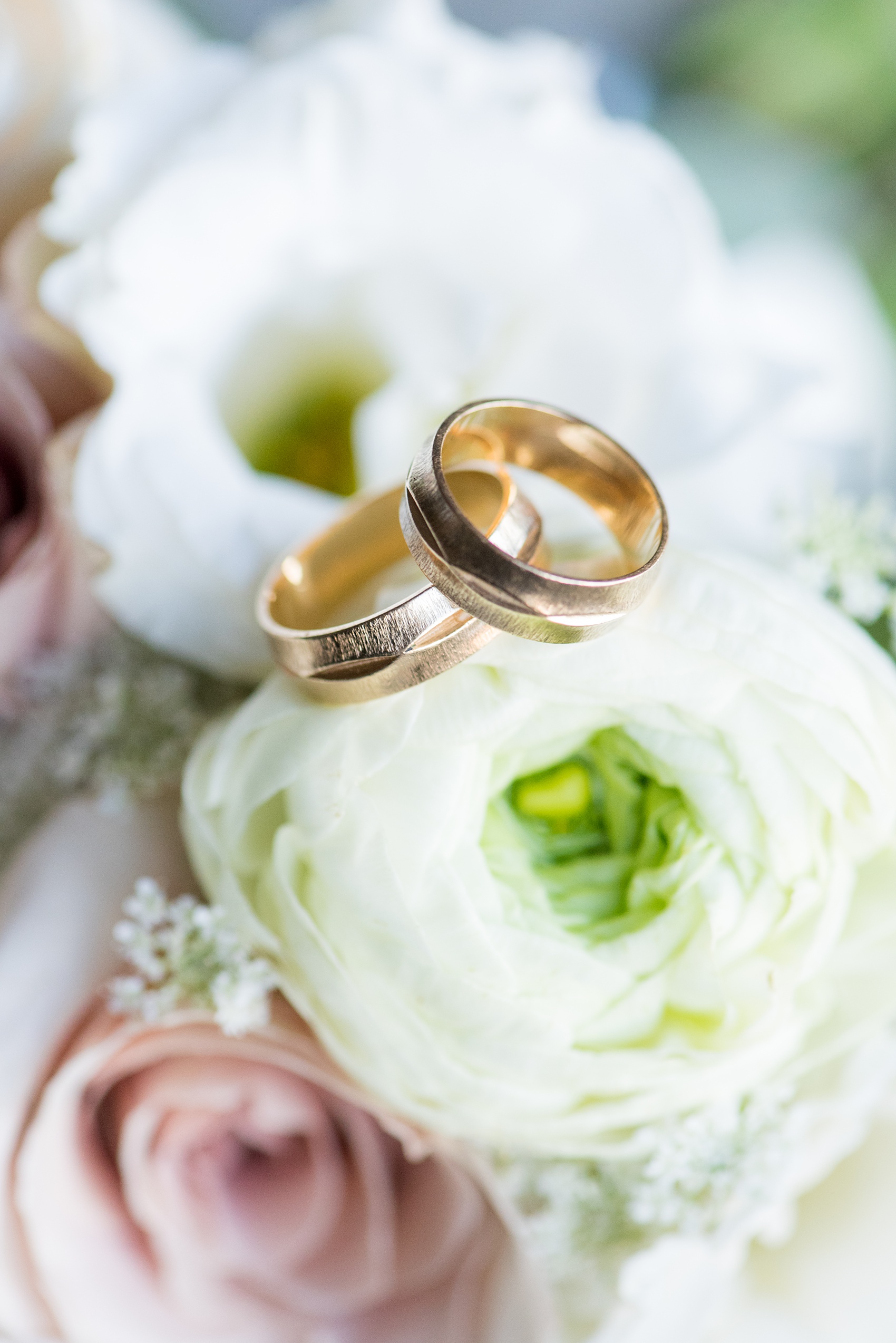 Photos by Mikkel Paige Photography of a Central Park Wedding reception at the Loeb Boathouse venue with a romantic theme. Detail picture of the bride and groom's heirloom yellow gold wedding bands they were married in for their Jewish ceremony. Click through for more images from her day! #CentralParkWedding