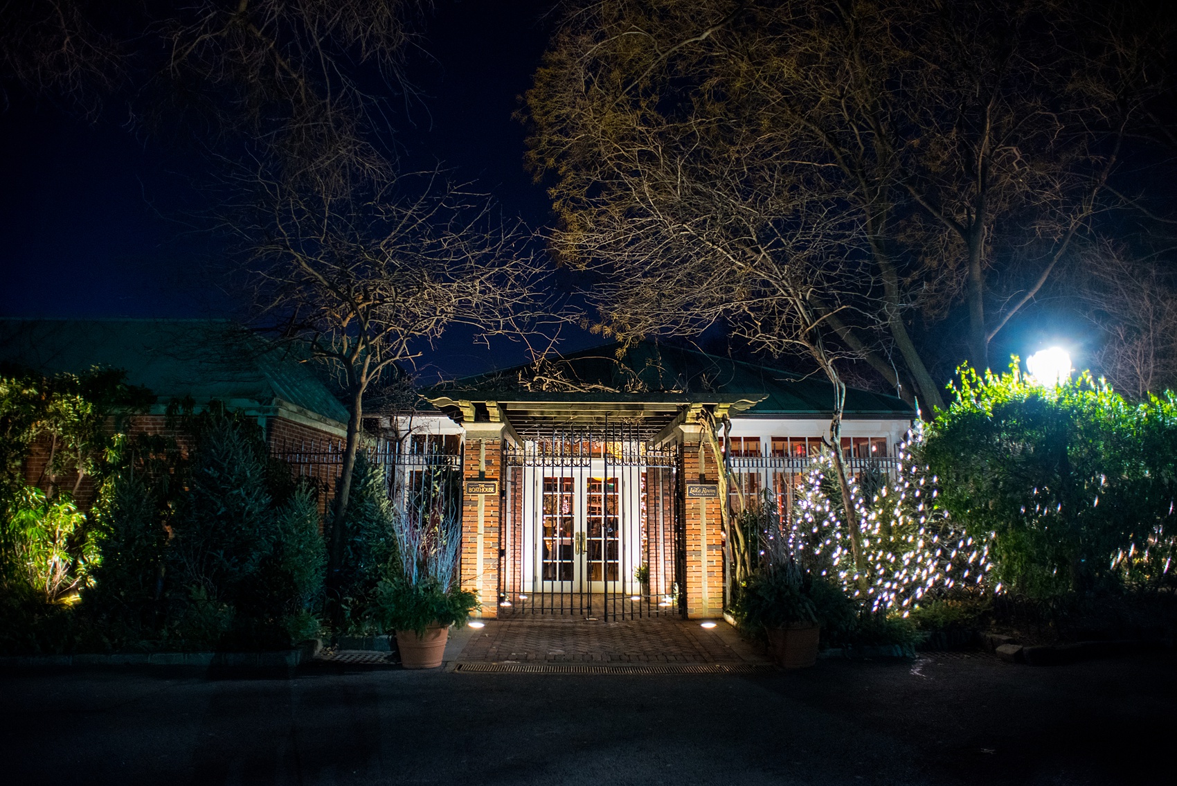 Photos by Mikkel Paige Photography of a Central Park Wedding reception at the Loeb Boathouse venue with a romantic winter theme. Click through for more images from this beautiful day! #CentralParkWedding