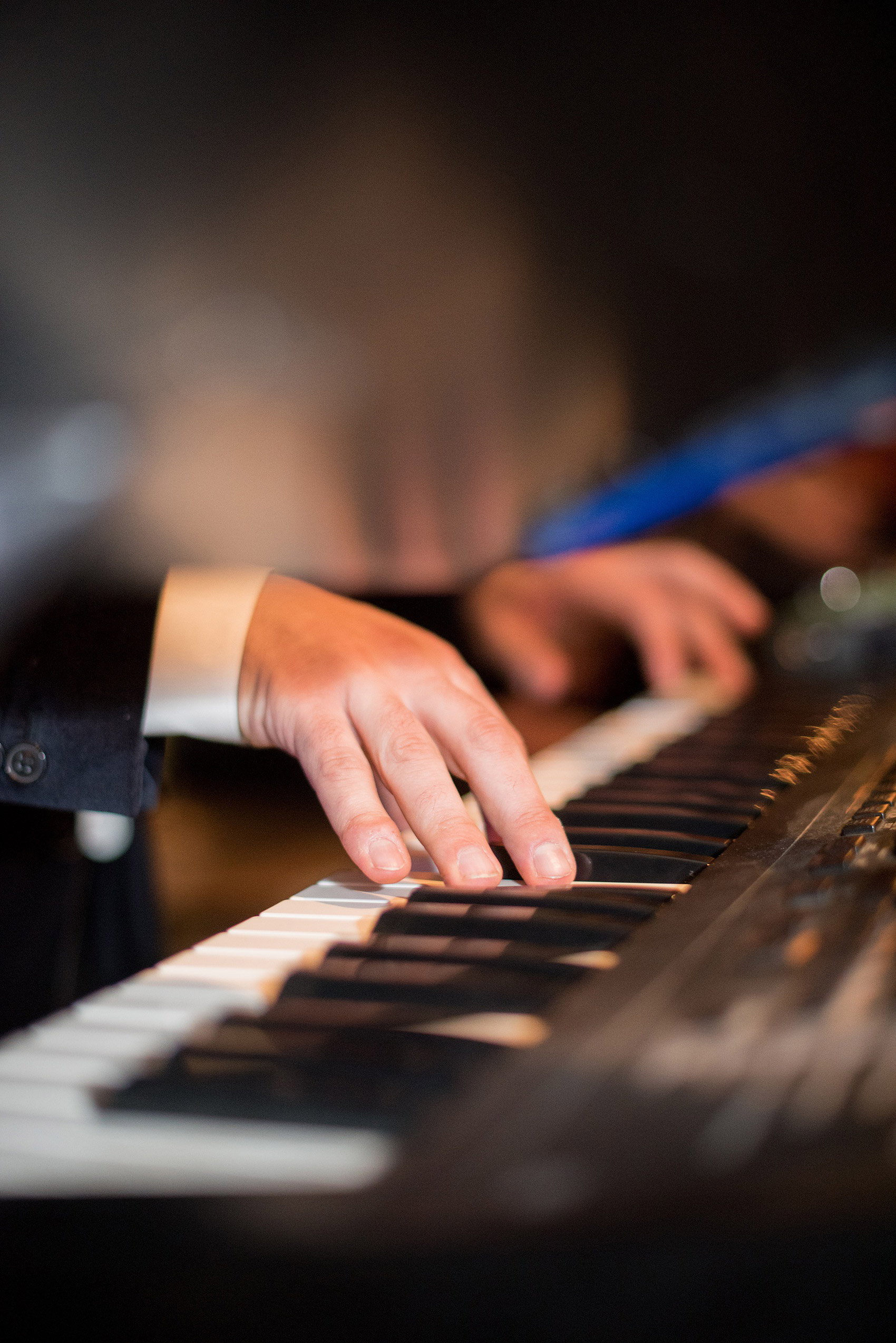 Photos by Mikkel Paige Photography of a Central Park Wedding reception at the Loeb Boathouse venue with a romantic winter theme. Picture of the Michael Hart live band musician. Click through for more images from this beautiful day! #CentralParkWedding