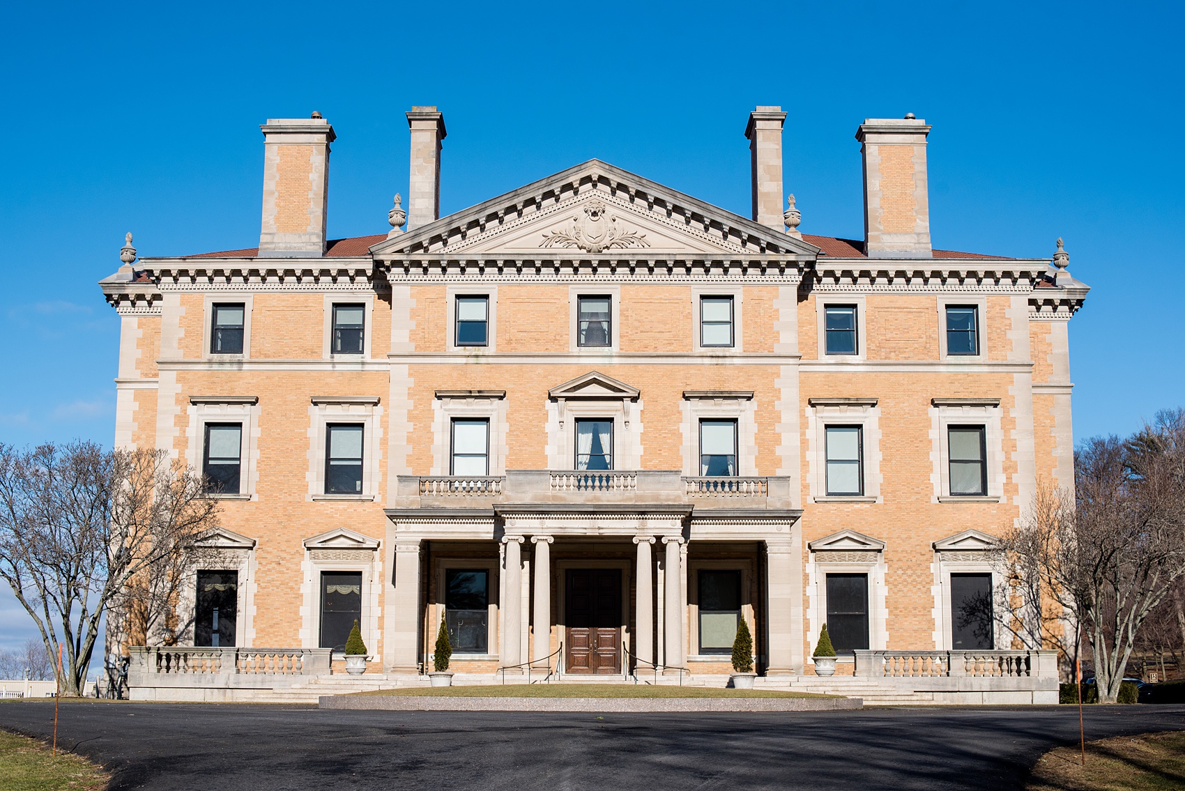 Wedding photos at Sleepy Hollow Country Club for a winter reception in January by Mikkel Paige Photography. 