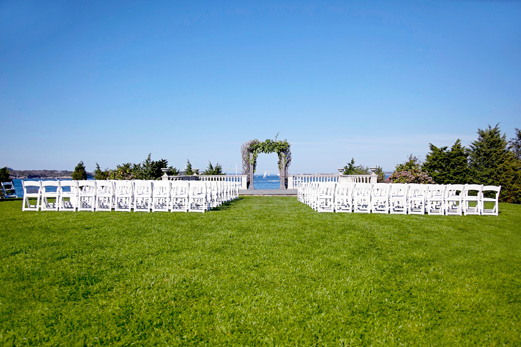 Castle Hill Inn wedding photos by Mikkel Paige Photography in Newport, Rhode Island. Click through to see more galleries from east coast events, filled with beautiful outdoor ceremony ideas, bride photos and New England inspiration! #NewportRhodeIsland #NewEngland #WeddingPhotos 