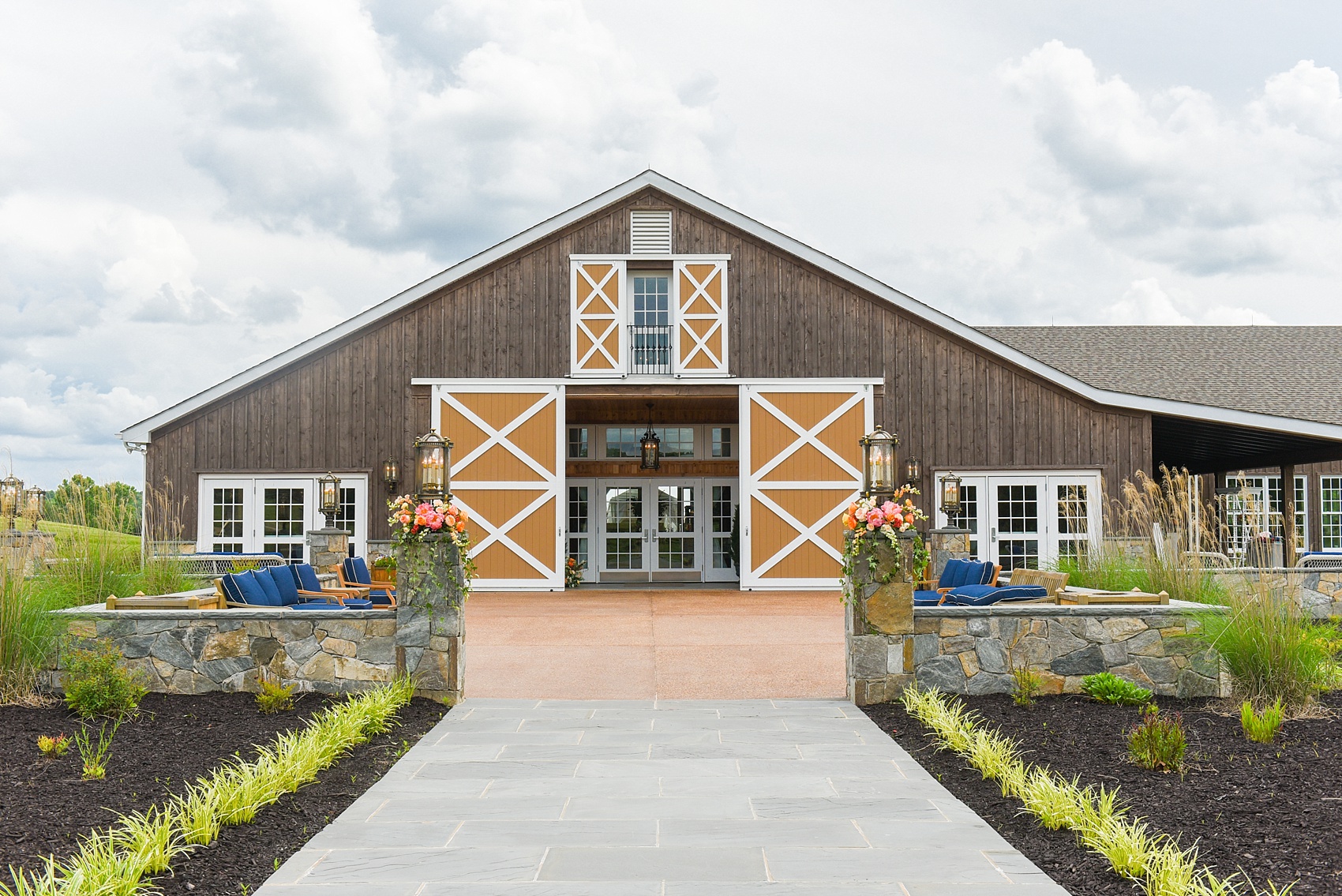 Charlottesville wedding photos by Mikkel Paige Photography. This Virginia venue is perfect for brides and grooms looking for a beautiful farm reception space. It’s green, romantic, and easy to dress up with flowers or keep simple! Click through for the complete post from this May event at the Lodge at Mount Ida Farm! Planning and design by Viva L’Event and flowers by @apassarelli of Meristem Floral. #Charlottesville #mountidafarm #lodgeatmountida #CharlottesvilleVA #CharlottesvilleVirginia #Charlottesvillewedding #Charlottesvilleweddingphotographer #mikkelpaige