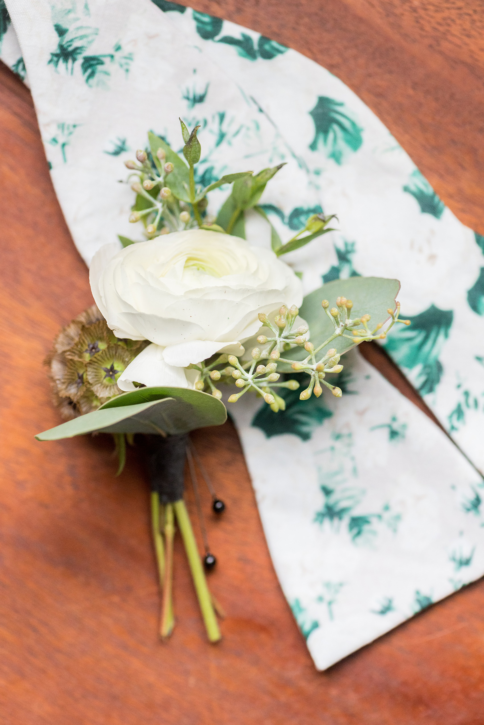 Wedding photos at Crabtree's Kittle House in Chappaqua, New York by Mikkel Paige Photography. This venue in Westchester county was the perfect place for a summer wedding. The groom wore a pattern bow tie with greenery print on it and a ranunculus boutonniere. Click through for more awesome details from the day! #bluesuit #patternbowtie #mikkelpaige #CrabtreesKittleHouse #WestchesterWeddingVenues #WestchesterWedding #summerwedding #boutonniere #bowties #creativebowtie #cutebowtie