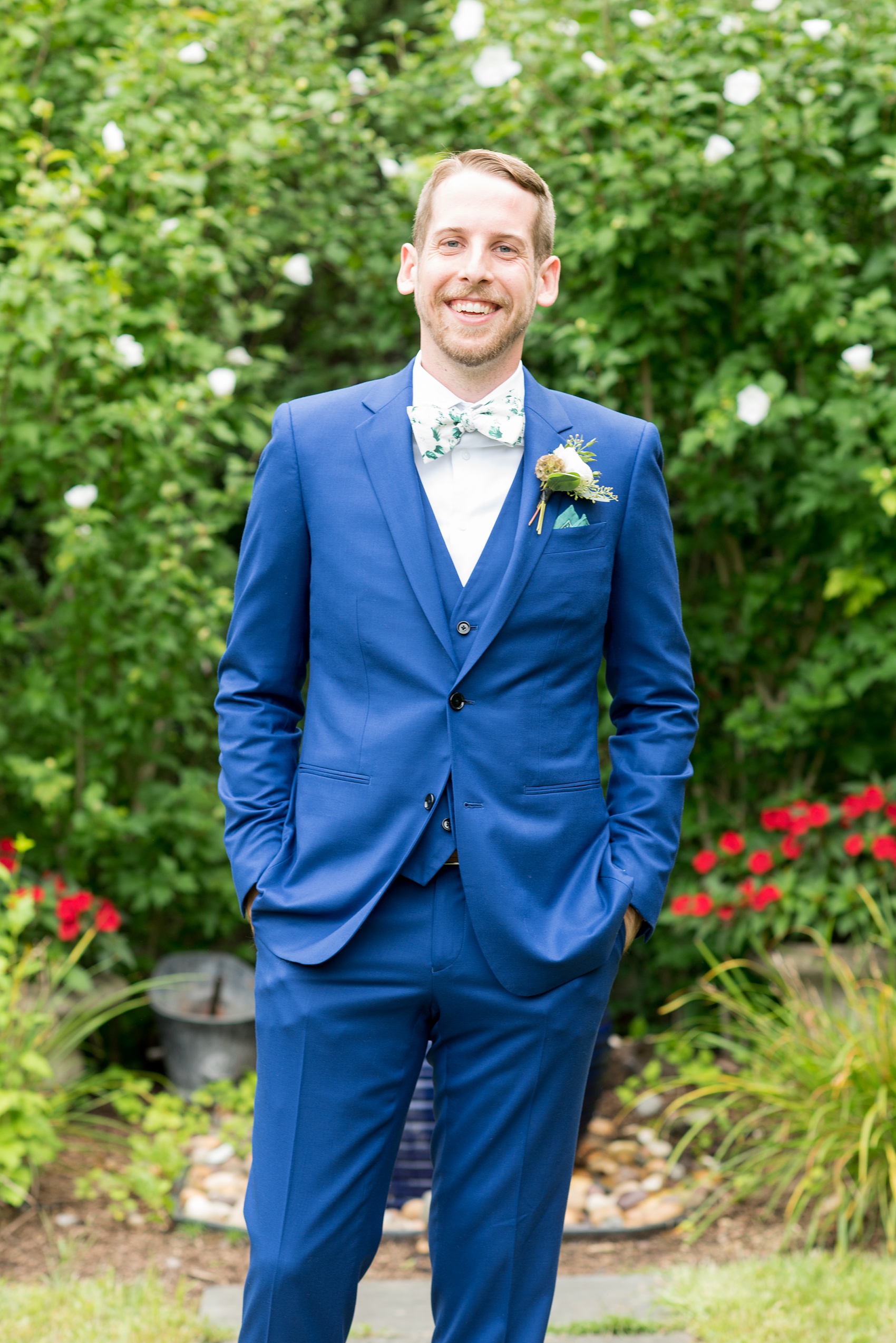 Wedding photos at Crabtree's Kittle House in Chappaqua, New York by Mikkel Paige Photography. This venue in Westchester county was the perfect place for a summer wedding. The groom's custom blue Indochino suit had the best detail: their names and wedding date embroidered in the lining. He wore a pattern bow tie with greenery print on it and a ranunculus boutonniere. Click through for more awesome details from the day! #bluesuit #patternbowtie #mikkelpaige #CrabtreesKittleHouse #WestchesterWeddingVenues #WestchesterWedding #summerwedding 