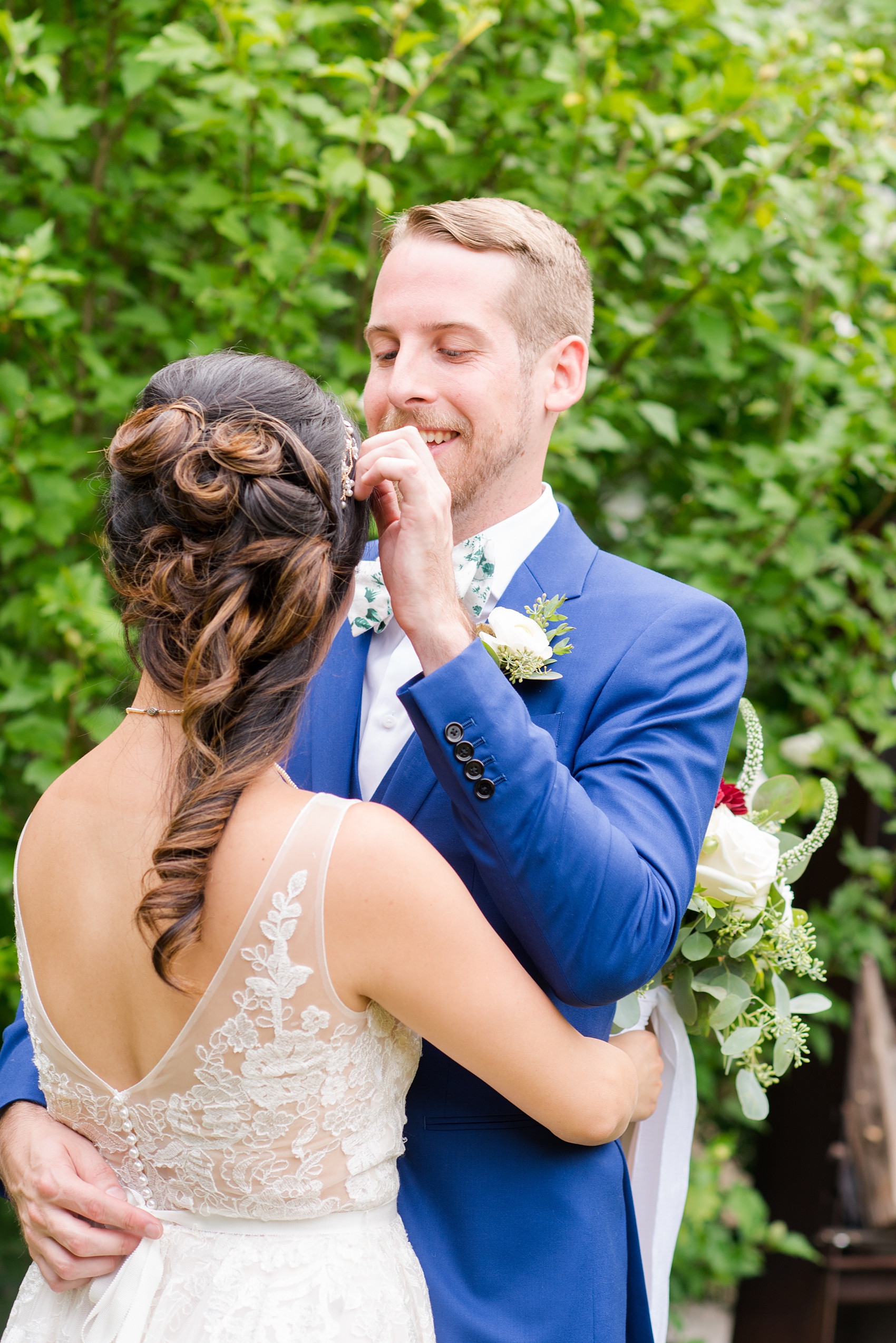 Wedding photos at Crabtree's Kittle House in Chappaqua, New York by Mikkel Paige Photography. This venue in Westchester county was the perfect place for a summer wedding. The groom wore a custom blue Indochino suit and the bride a tulle BHDLN gown. Click through for more awesome details from the day! #bluesuit #BHLDNgown #mikkelpaige #CrabtreesKittleHouse #WestchesterWeddingVenues #WestchesterWedding #summerwedding #CustomSuit #PatternBowTie