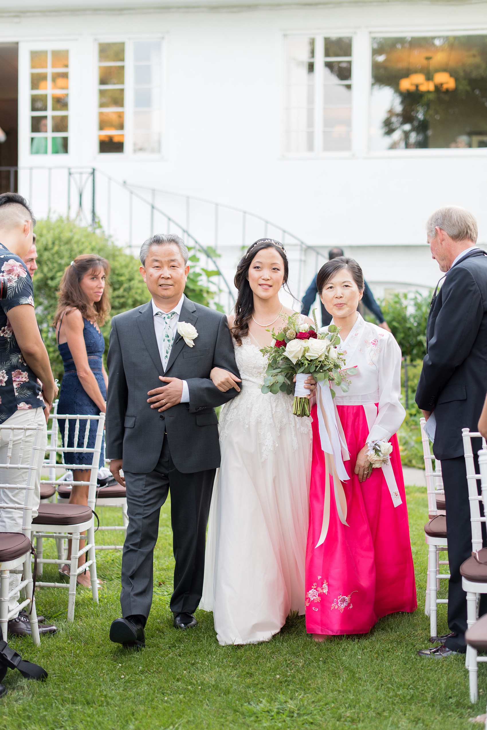Wedding photos at Crabtree's Kittle House in Chappaqua, New York by Mikkel Paige Photography. This venue in Westchester county is a beautiful location for an outdoor summer wedding. Click through for more inspiration from their day! #mikkelpaige #CrabtreesKittleHouse #WestchesterWeddingVenues #WestchesterWedding #summerwedding #weddingceremony #outdoorceremony