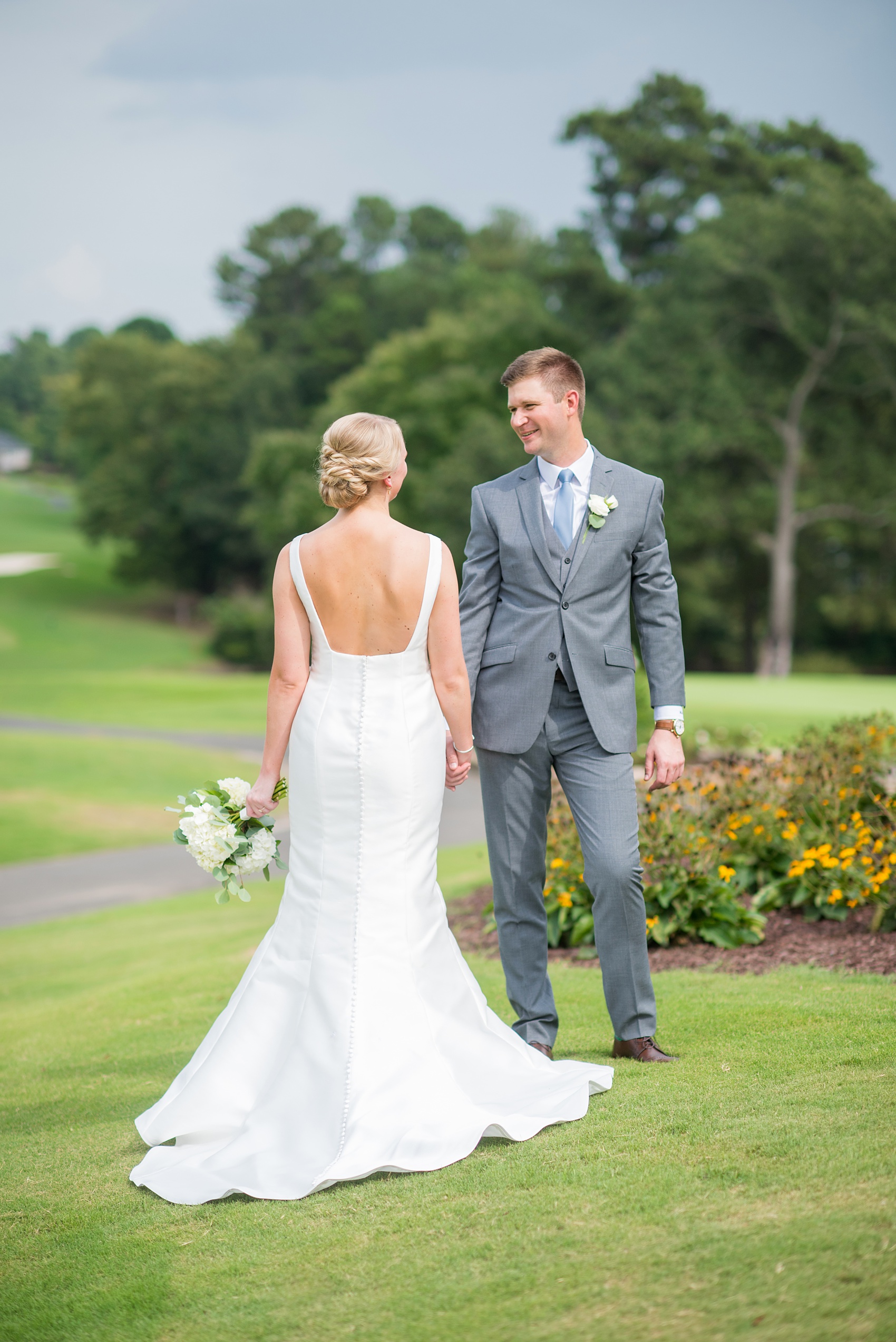 Mikkel Paige Photography captures Croasdaile Country Club wedding photos during a summer celebration. This golf course venue in Durham, North Carolina, is beautiful for photography outdoors! Click through for more from the day! #DurhamWedding #MikkelPaige #Durhamvenues #NorthCarolinawedding #southernwedding #GolfCourseWedding #CountryClubWedding 