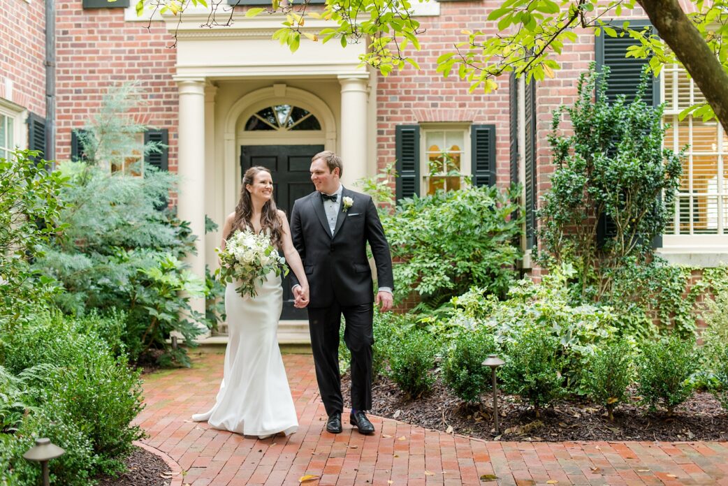 Beautiful wedding photos at The Carolina Inn at Chapel Hill, North Carolina by Mikkel Paige Photography. This venue has beautiful indoor and outdoor picture locations for ceremony, reception and bride and groom images. #thecarolinainn #chapelhillweddingphotos #chapelhillwedding #southernwedding #mikkelpaige #southernwedding