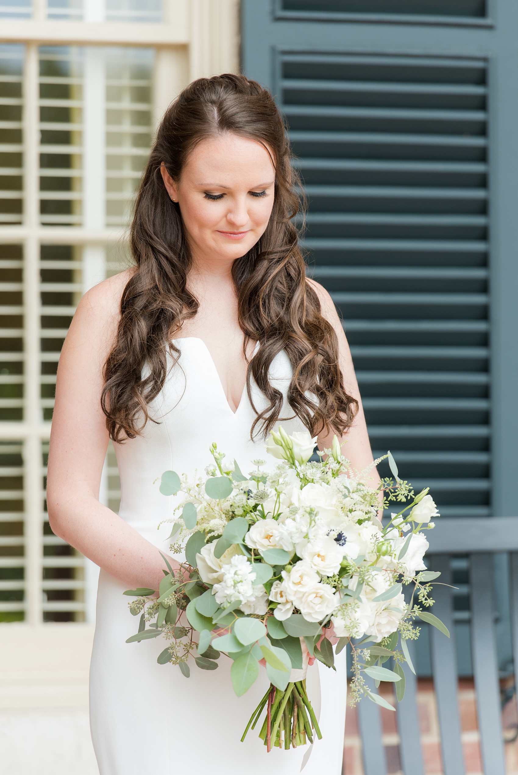 Beautiful wedding photos at The Carolina Inn at Chapel Hill, North Carolina by Mikkel Paige Photography. This venue has beautiful indoor and outdoor picture locations for ceremony, reception and bride and groom images. #thecarolinainn #chapelhillweddingphotos #chapelhillwedding #southernwedding #mikkelpaige #southernwedding