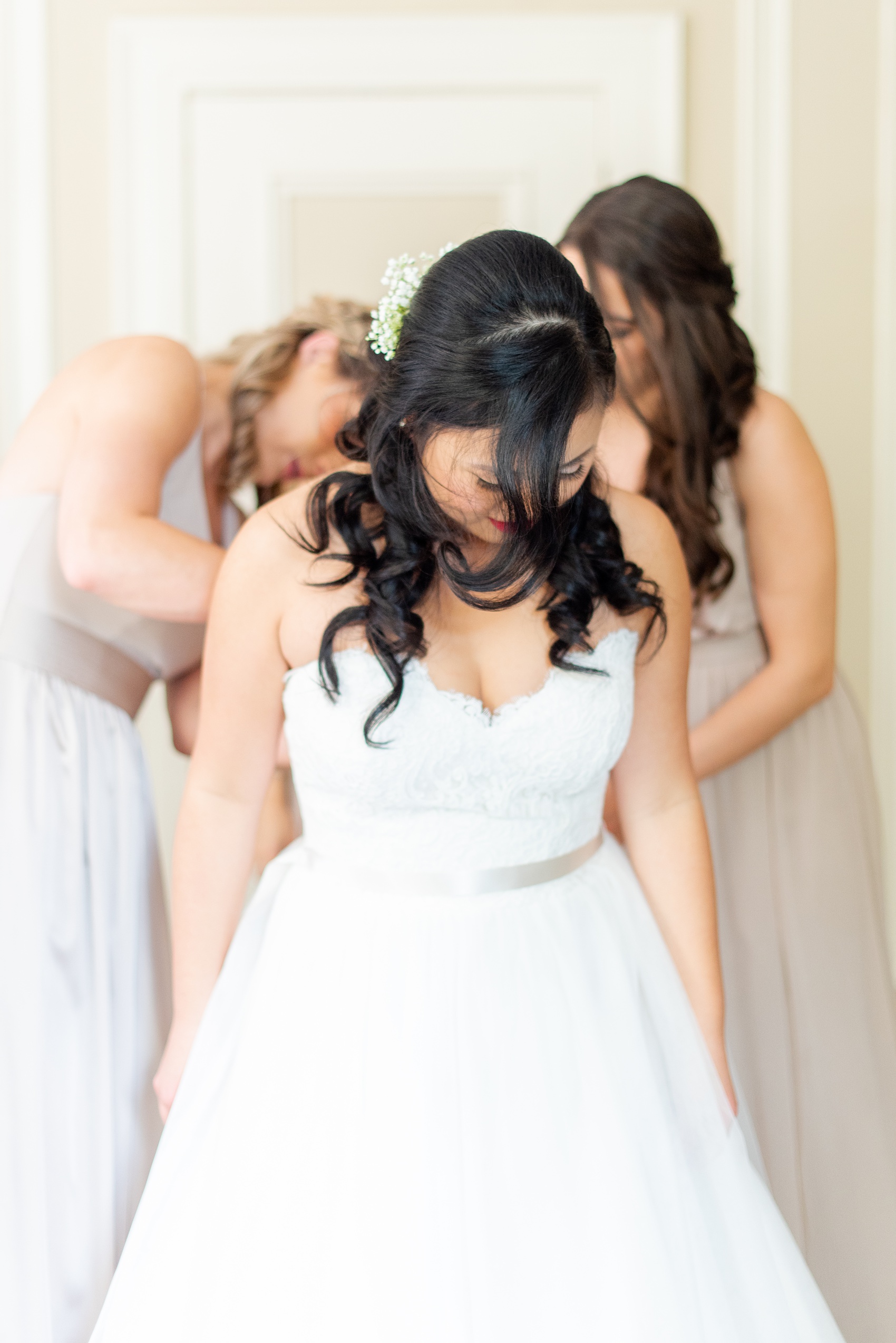 Getting ready wedding photos at Crabtree's Kittle House in Chappaqua, New York by Mikkel Paige Photography. This venue in Westchester county was the perfect place to capture the bride and bridesmaids getting ready in a country setting. The bride had timeless style with her strapless lace and tulle dress. Click through for more fall wedding inspiration from her day! #mikkelpaige #CrabtreesKittleHouse #WestchesterWeddingVenues #WestchesterWedding #SeptemberWedding #gettingready #bridestyle