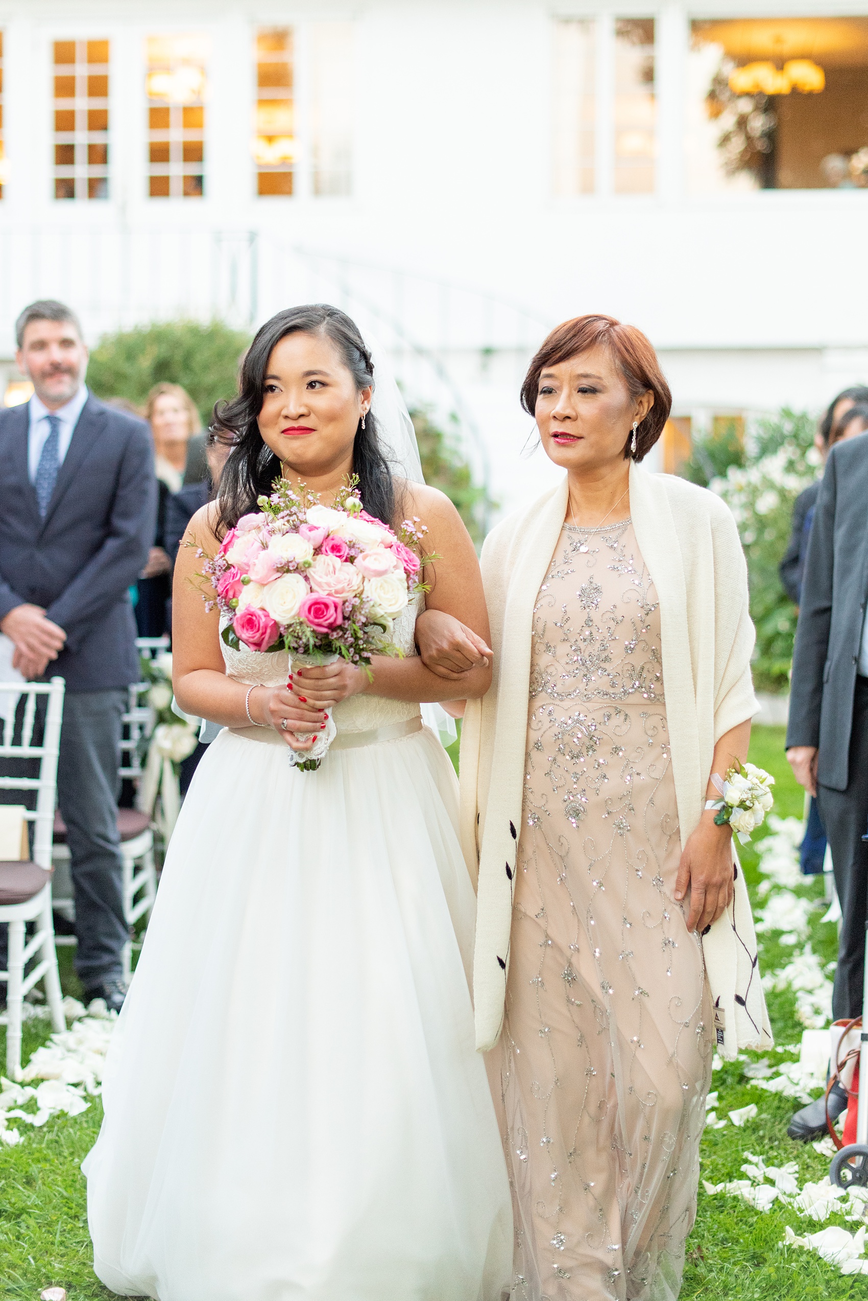 Wedding photos at Crabtree's Kittle House in Chappaqua, New York by Mikkel Paige Photography. This venue in Westchester county is a beautiful location for an outdoor September wedding. The couple’s ceremony overlooked an awesome fall landscape and custom chalkboard sign welcomed guests. Click through for more inspiration from their day! #mikkelpaige #CrabtreesKittleHouse #WestchesterWeddingVenues #WestchesterWedding #SeptemberWedding #weddingceremony #outdoorceremony #herecomesthebride