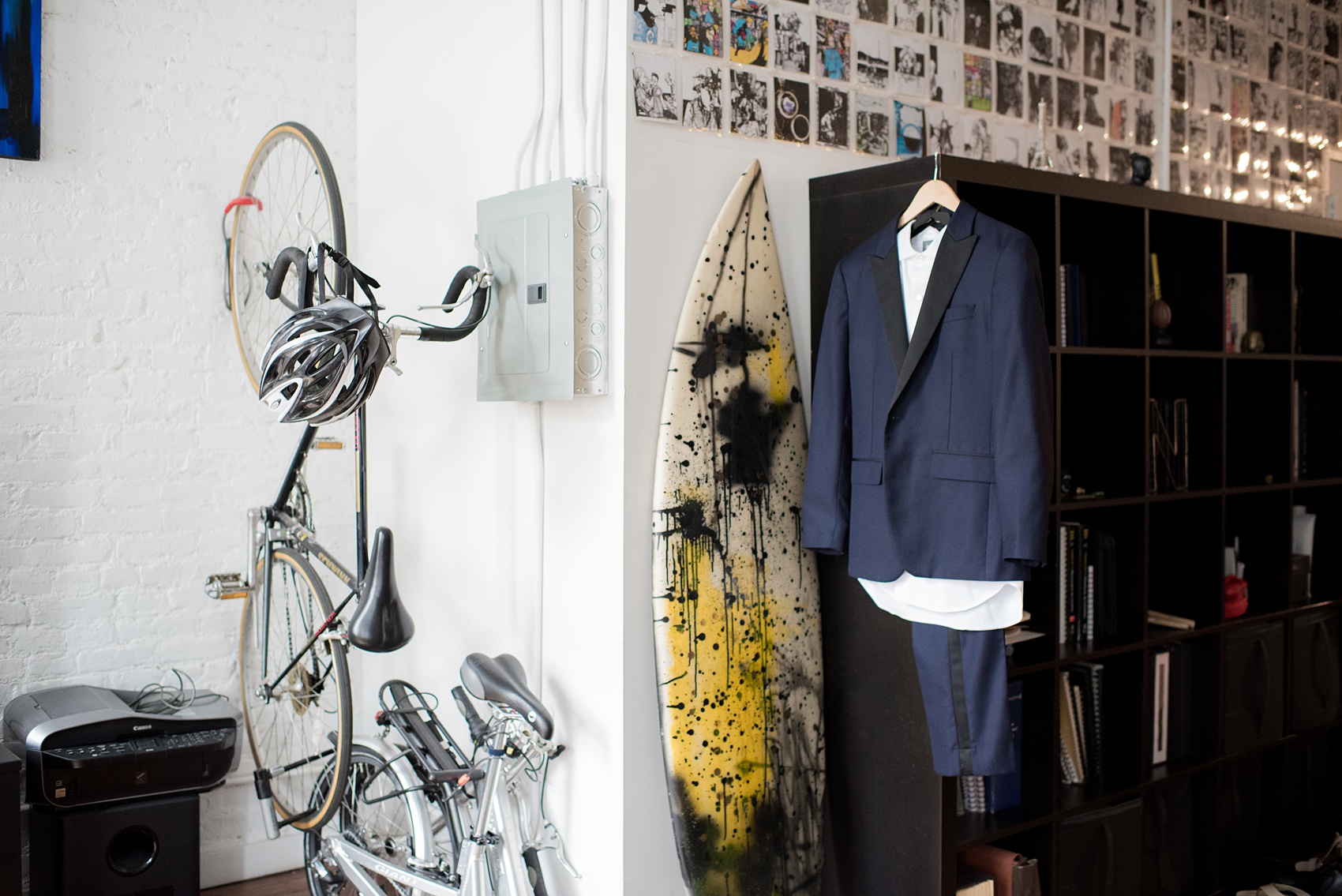 Photos of a NYC wedding venue, Tribeca Rooftop, by Mikkel Paige Photography. This ceremony and reception location has an outdoor space overlooking the Manhattan skyline. These pictures will provide inspiration in New York! The groom wore a simple leaf boutonniere on his navy suit. Click through for more details from this celebration! #TribecaRooftop #MikkelPaige #NYCwedding #NYCWeddingVenues #NYCWeddingPhotography #groomsuit