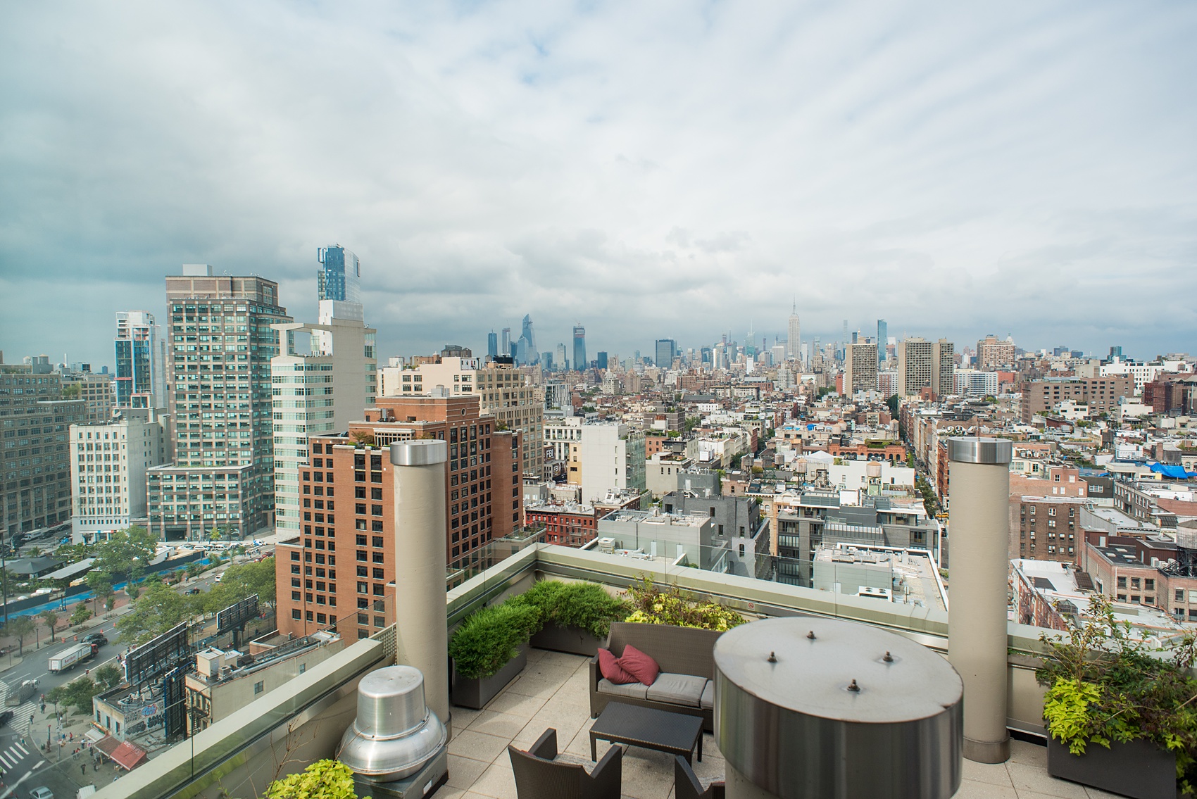 Photos of a NYC wedding venue, Tribeca Rooftop, by Mikkel Paige Photography. This ceremony and reception location has an outdoor space overlooking the Manhattan skyline. These pictures will provide inspiration in New York! The couple dreamed of getting married in this awesome city with flowers and colors of fall. Click through for more details from this beautiful celebration! #TribecaRooftop #NYCVenues #MikkelPaige #NYCwedding #NYCskyline #NYCWeddingPhotos #NYCWeddingPhotography