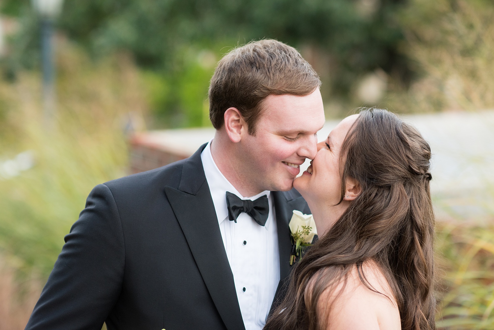 Photos of a fall wedding at The Carolina Inn, in Chapel Hill North Carolina, by Mikkel Paige Photography. This event venue doubles as a hotel for guests, who can enjoy a reception and ceremony indoors or outdoors. The bride wore a beautiful, simple white gown with a v-neck cut out and a cathedral length veil and groom a classic black tuxedo. Click through to see inspiration from the entire wedding! Planner: @asouthernsoiree #thecarolinainn #ChapelHillWeddings #MikkelPaige #bride #bridestyle