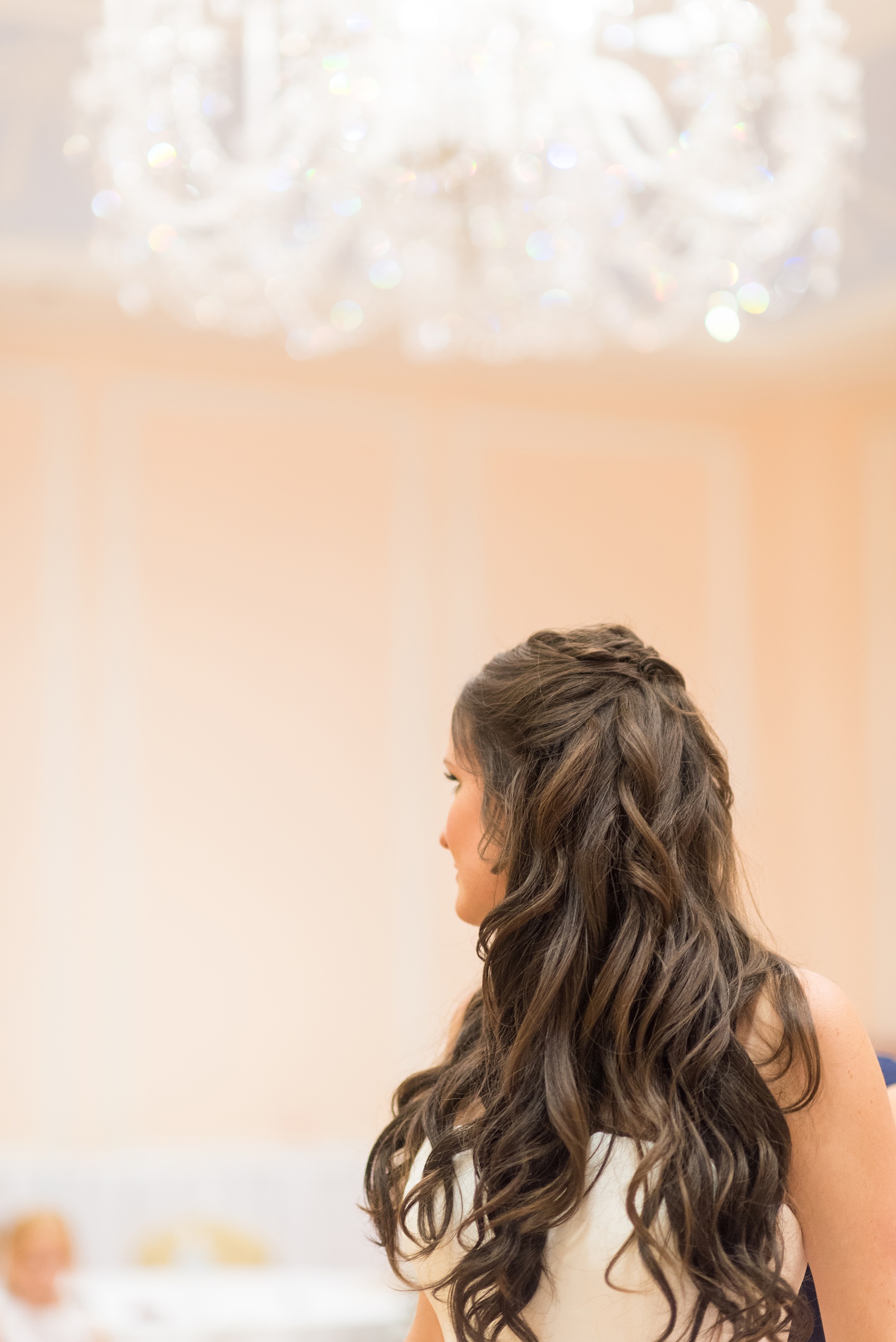 Photos of a fall wedding at The Carolina Inn, in Chapel Hill North Carolina, by Mikkel Paige Photography. This event venue doubles as a hotel for guests, who can enjoy a reception and ceremony indoors or outdoors. The bride wore her hair in a half up do with beach inspired waves. Click through to see inspiration from the entire wedding! Planner: @asouthernsoiree #thecarolinainn #ChapelHillWeddings #MikkelPaige #ASouthernSoiree #bridehair #bridestyle