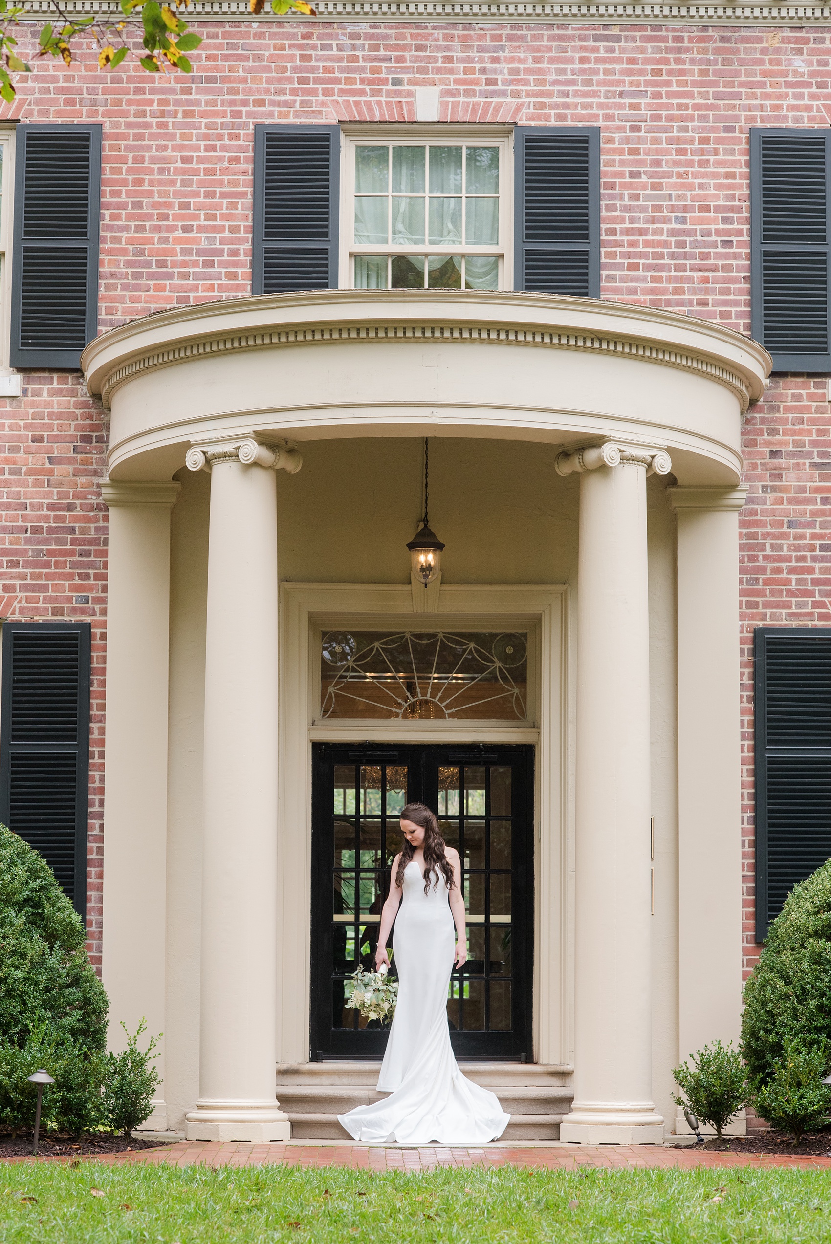 Photos of a fall wedding at The Carolina Inn, in Chapel Hill North Carolina, by Mikkel Paige Photography. This event venue doubles as a hotel for guests, who can enjoy a reception and ceremony indoors or outdoors. The bride wore a beautiful, simple white gown with a v-neck cut out and a cathedral length veil. Click through to see inspiration from the entire wedding! Planner: @asouthernsoiree #thecarolinainn #ChapelHillWeddings #MikkelPaige #ASouthernSoiree #bride #bridestyle #simpleweddinggown