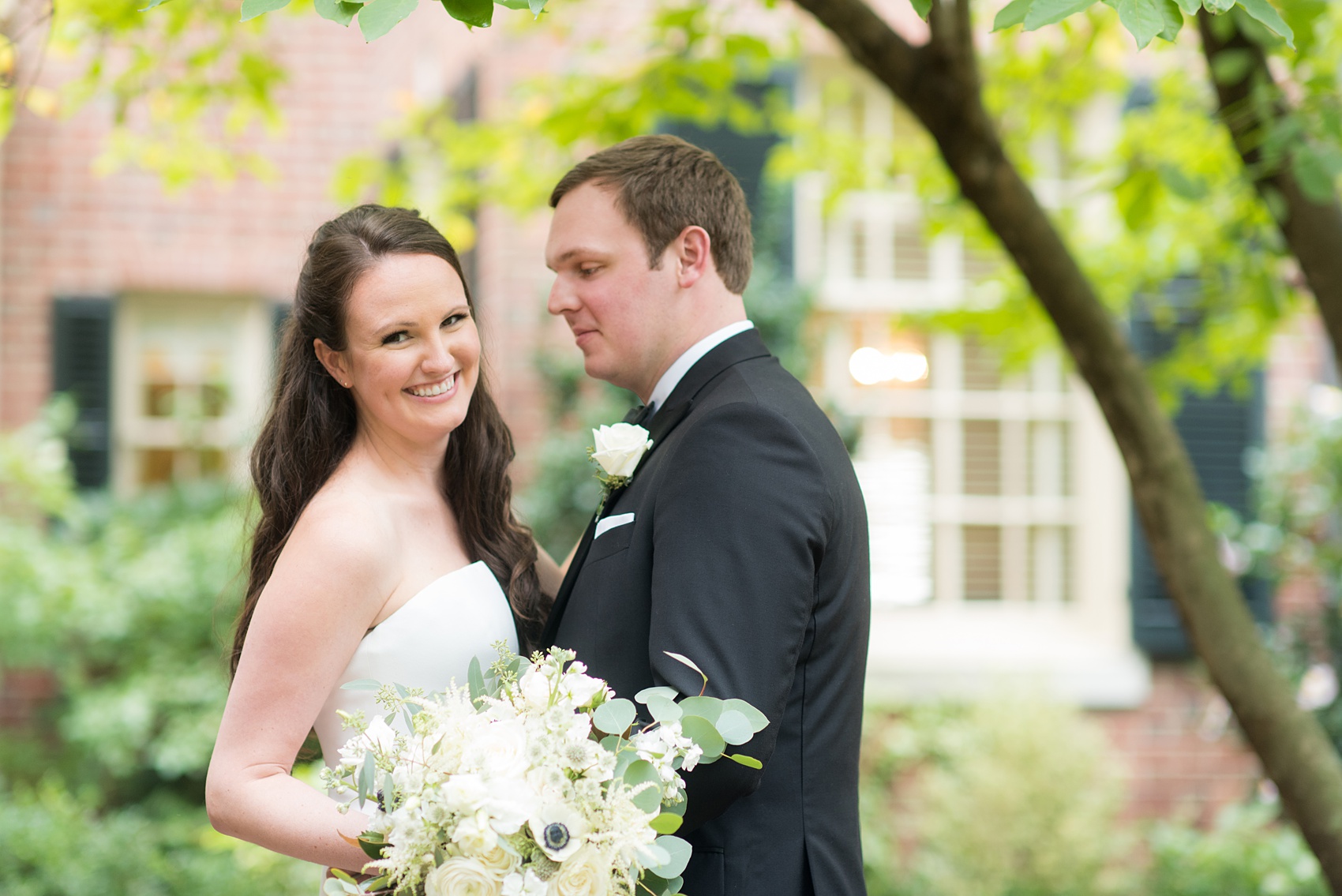 Photos of a fall wedding at The Carolina Inn, in Chapel Hill North Carolina, by Mikkel Paige Photography. This event venue doubles as a hotel for guests, who can enjoy a reception and ceremony indoors or outdoors. The bride wore a beautiful, simple white gown with a v-neck cut out and a cathedral length veil and groom a classic black tuxedo. Click through to see inspiration from the entire wedding! Planner: @asouthernsoiree #thecarolinainn #ChapelHillWeddings #MikkelPaige #bride #bridestyle