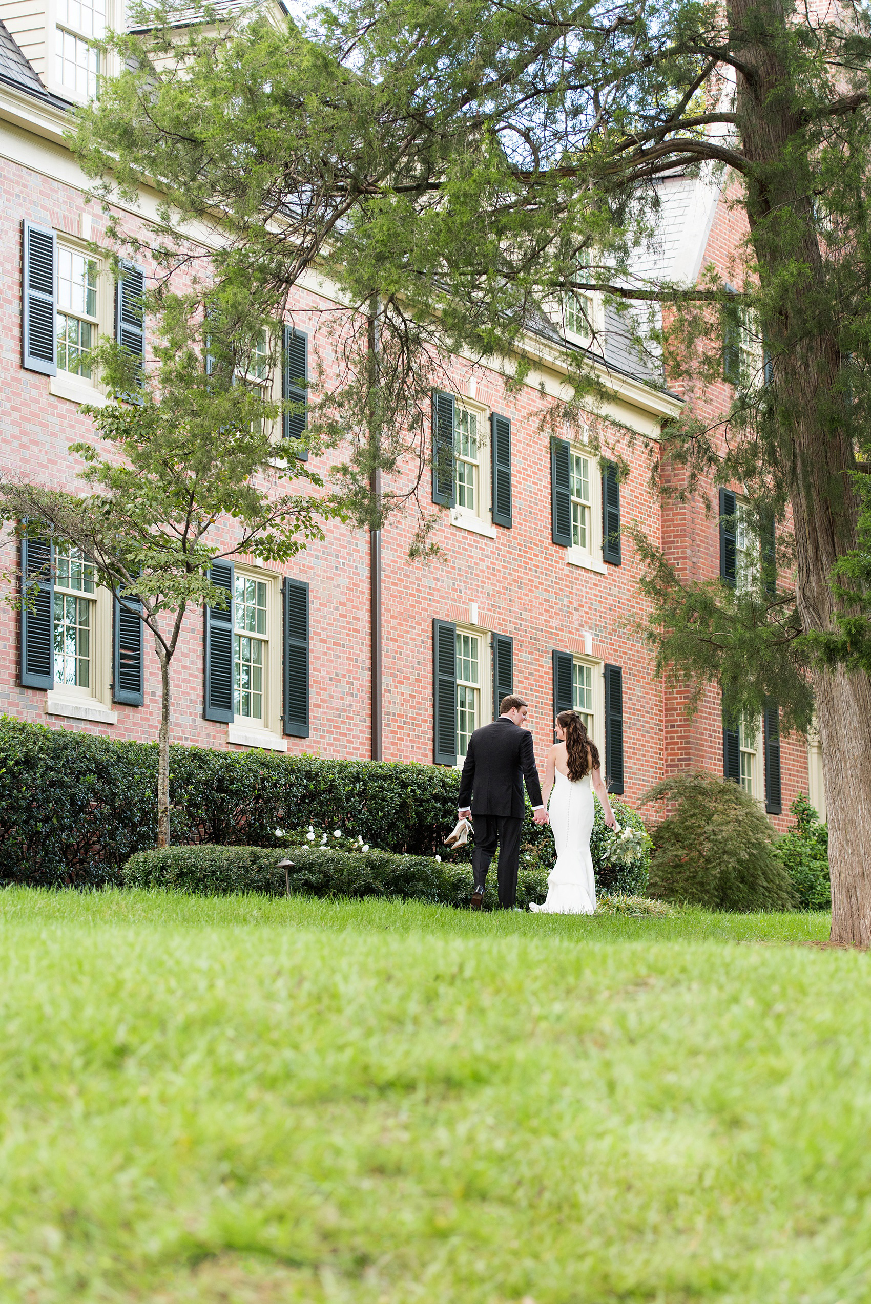 Photos of a fall wedding at The Carolina Inn, in Chapel Hill North Carolina, by Mikkel Paige Photography. This event venue doubles as a hotel for guests, who can enjoy a reception and ceremony indoors or outdoors. The bride wore a beautiful, simple white gown with a v-neck cut out and a cathedral length veil and groom a classic black tuxedo. Click through to see inspiration from the entire wedding! Planner: @asouthernsoiree #thecarolinainn #ChapelHillWeddings #MikkelPaige #bride #bridestyle