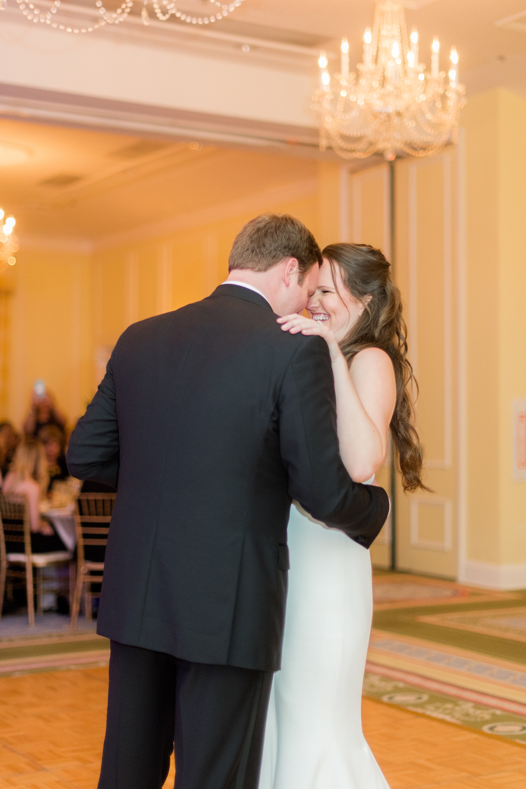 Photos of a fall wedding at The Carolina Inn, in Chapel Hill North Carolina, by Mikkel Paige Photography. This event venue doubles as a hotel for guests, with a for an indoor reception space. The bride and groom danced their first dance, listened to toasts and speeches and cut their cake in a beautiful ballroom. Click through to see all of this wedding inspiration! Planning by @asouthernsoiree #thecarolinainn #ChapelHillWeddings #MikkelPaige #indoorreception #ballroom