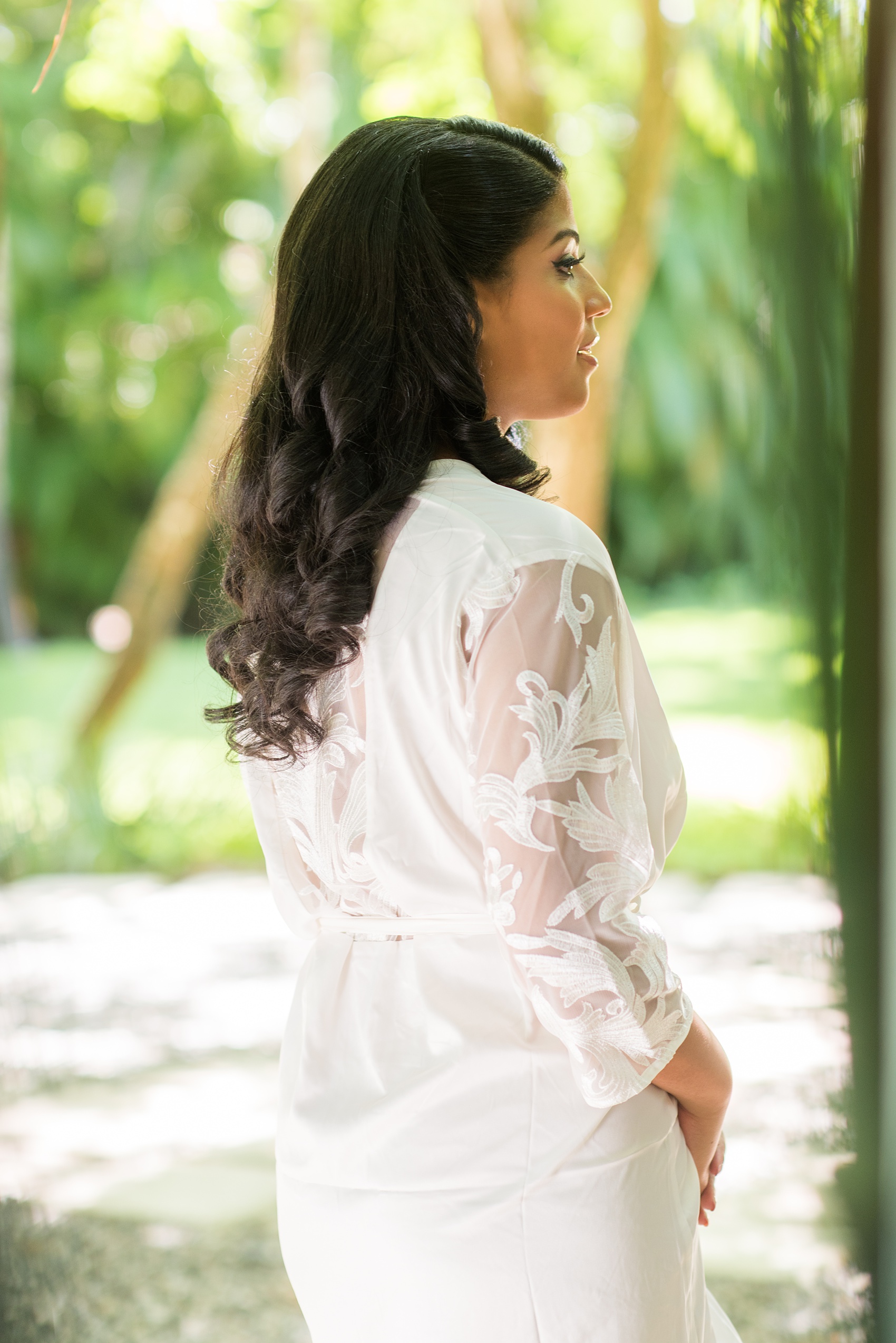 La Romana is an hour from Punta Cana and home to an incredible, all inclusive resort with beautiful Minitas beach and mountain view in the Dominican Republic. It’s a great location if you’re planning a destination wedding, which these pictures of the bridesmaids getting ready with the bride, by Mikkel Paige Photography, prove! Click through for more Casa de Campo wedding photography and ideas! Planning by @theeventeur. #GettingReady #destinationwedding #mikkelpaige #bridesmaids