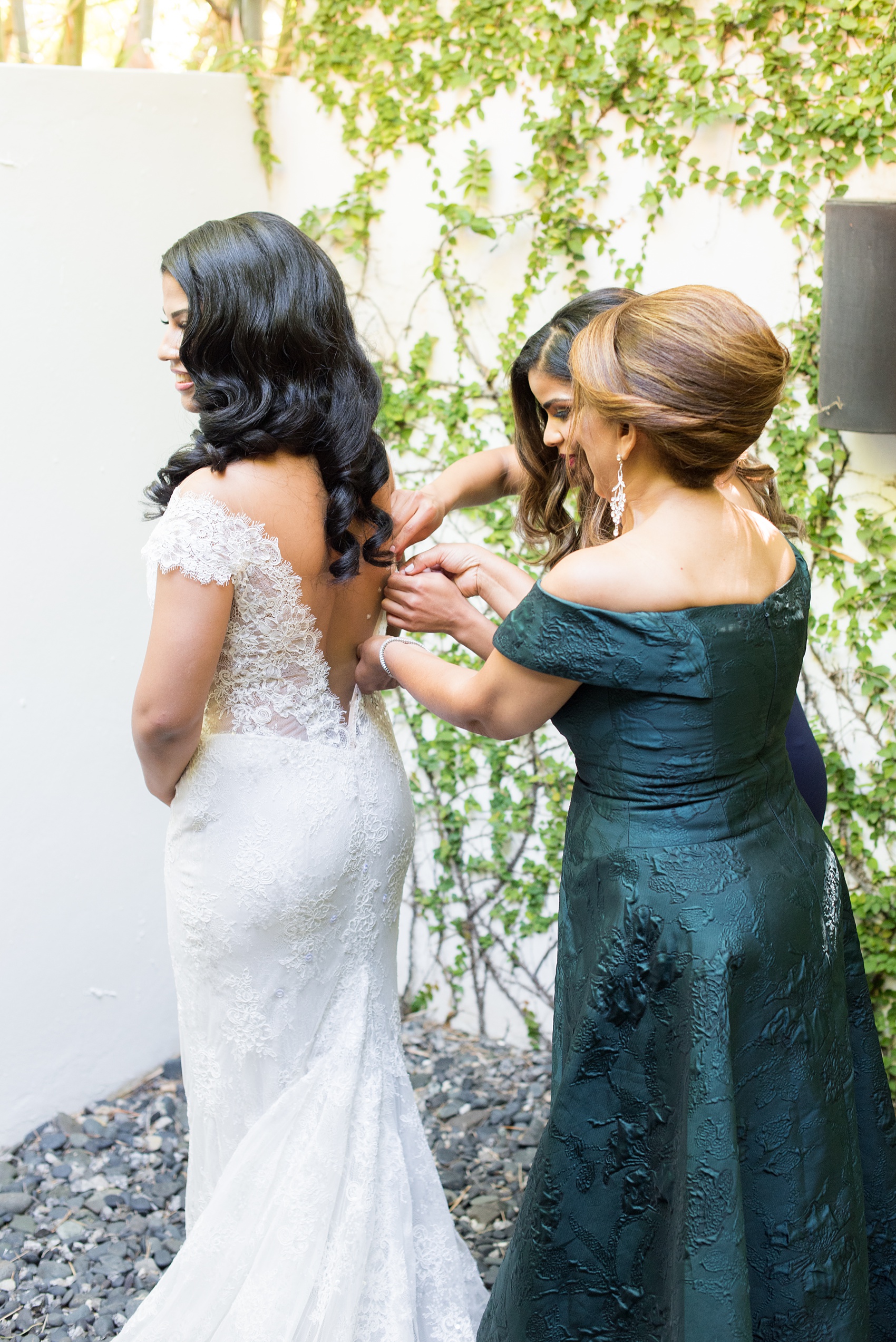 La Romana is an hour from Punta Cana and home to an incredible, all inclusive resort with beautiful Minitas beach and mountain view in the Dominican Republic. It’s a great location if you’re planning a destination wedding, which these pictures of the bridesmaids getting ready with the bride, by Mikkel Paige Photography, prove! Click through for more Casa de Campo wedding photography and ideas! Planning by @theeventeur. #GettingReady #destinationwedding #mikkelpaige #bridesmaids