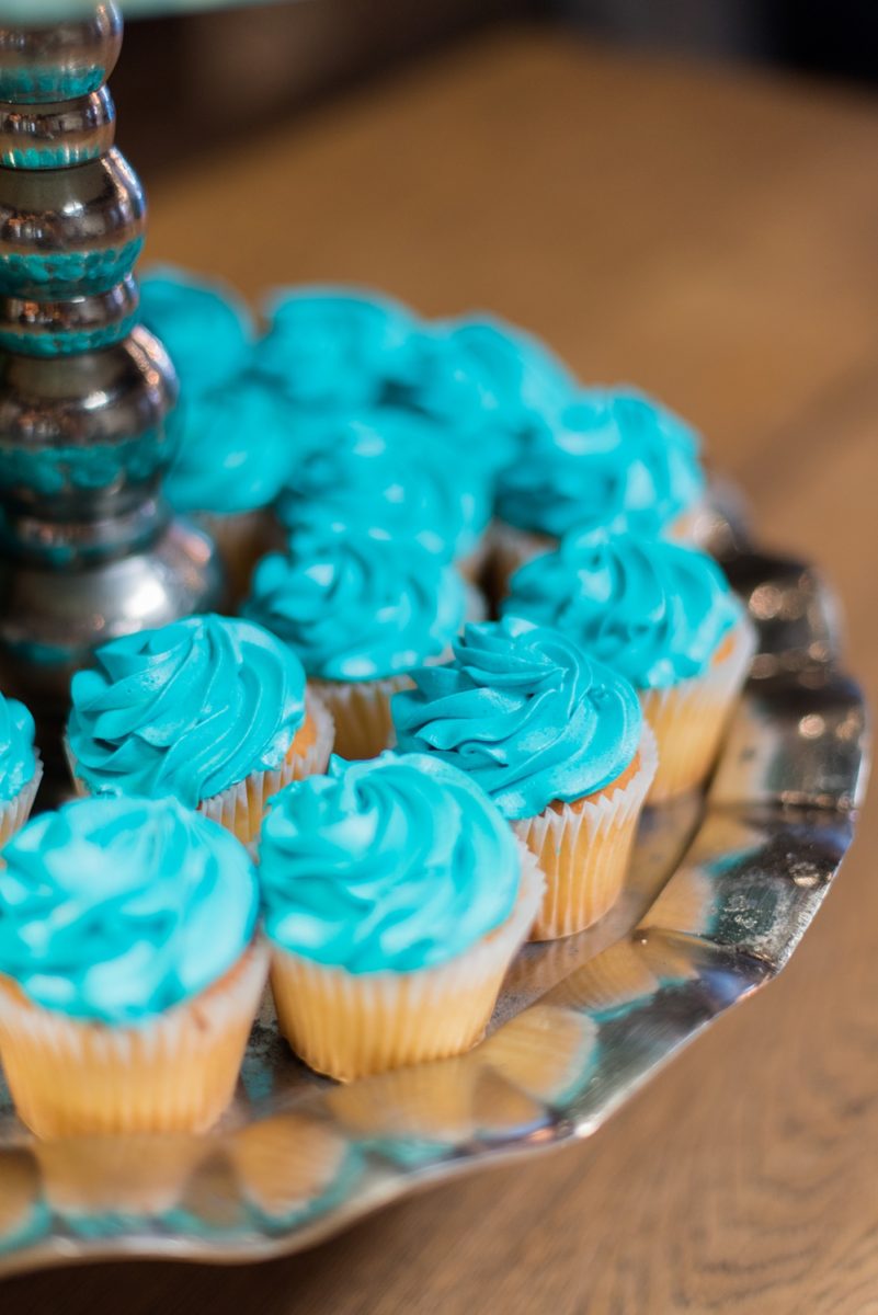 Hub 925 wedding photos at an alternative Orlando wedding venue by Mikkel Paige Photography. The bride and groom had simple blue cupcakes and a black acrylic cake topper at their simple reception in a workspace venue near Universal theme park. #mikkelpaige #hub925 #orlandoweddingphotographer #orlandoweddingphotos #floridaweddingphotographer #centralfloridawedding #orlandoweddingvenue #simpleweddingreception #weddingcupcakes #bluecupcakes