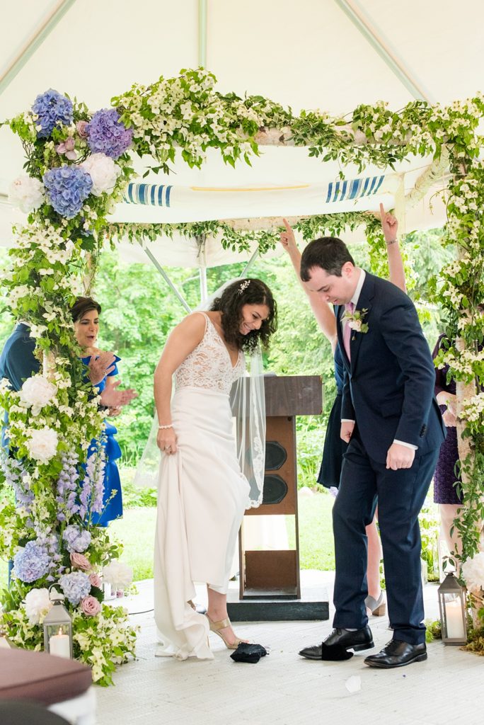Westchester wedding photography at a beautiful outdoor and indoor venue called Crabtree's Kittle House. Photos by Mikkel Paige Photography. Their tented ceremony had Jewish traditions like breaking of a glass and their friend officiated. #mikkelpaige #westchestervenue #westchesterphotography #crabtreeskittlehouse #summerwedding #weddingceremony #weddingtent
