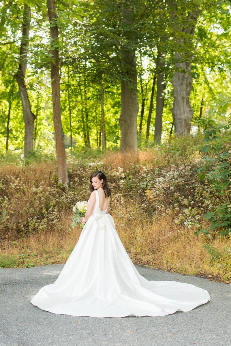 Crabtree's Kittle House wedding photos by Mikkel Paige Photography of a fall wedding in Chappaqua, New York. This is a beautiful indoor and outdoor wedding venue in Westchester county! #mikkelpaige #westchesterweddingvenues #westchesterweddingphotographers #bridestyle